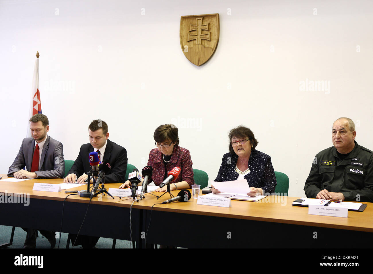 (140330) -- BRATISLAVA, Marzo 30, 2014(Xinhua) -- Ludmila Benkovicova (2R), capo dell' Ufficio statistico della Slovacchia, annuncia i risultati ufficiali del secondo turno delle elezioni presidental 2014. Filantropo Andrej Kiska ha vinto la Slovacchia presidenziali runoff, l'Ufficio di statistica ha annunciato la domenica mattina. (Xinhua/Andrej Klizan) Foto Stock