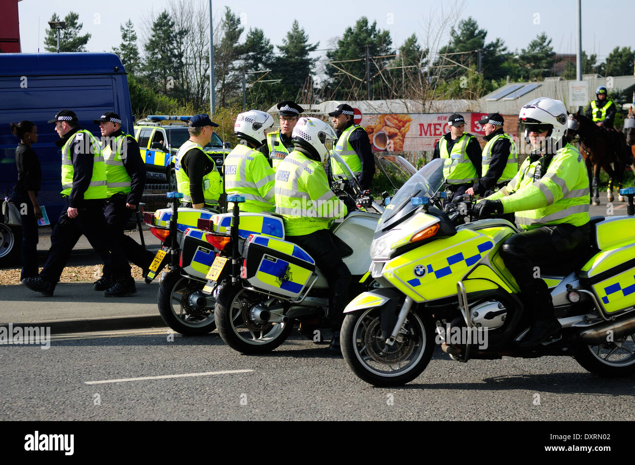Gli agenti di polizia e di polizia moto outriders .Peterborough ,UK. Foto Stock