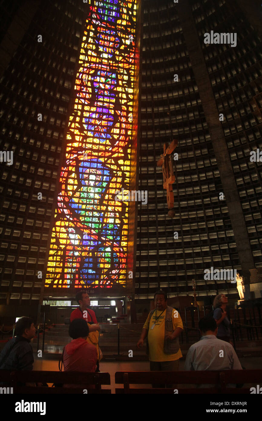 La gente si vede nella Cattedrale Metropolitana di Rio de Janeiro. Credito: David Mbiyu/ Alamy Live News Foto Stock