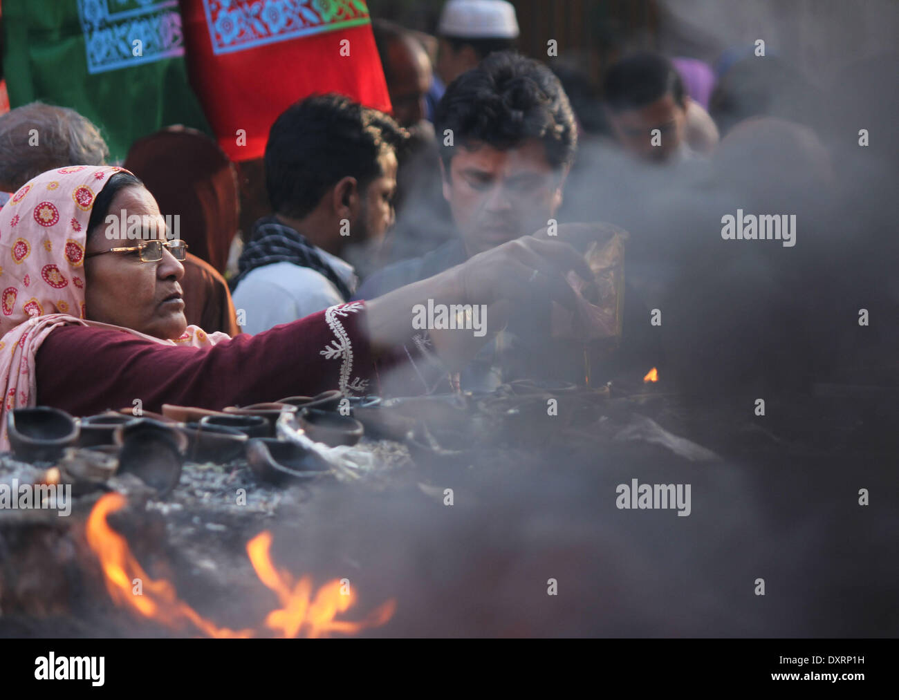 LAHORE,PAKISTAN - 30 Marzo 2014: Il pakistan musulmani devoti si sono riuniti per prendere parte al santuario del Santo Sufi Hazrat Shah Hussain, popolarmente noto come Madhu Lal Hussain, nell Arcidiocesi di Lahore il 30 marzo 2014. Annuale di 3 giorni di festival si è tenuto a Madhu Lal il santuario sulla sua 425th anniversario di nascita.RS Hussain/Pacific Press Agency/Alamy Live News Foto Stock