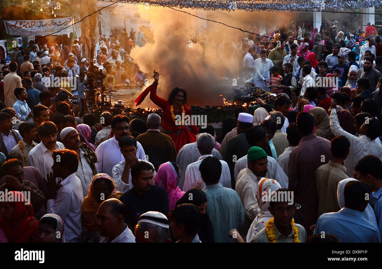 LAHORE,PAKISTAN - 30 Marzo 2014: devoto pakistano a Malang ()danze presso il santuario di Saint Sufi Hazrat Shah Hussain, popolarmente noto come Madhu Lal Hussain, nell Arcidiocesi di Lahore il 30 marzo 2014. Annuale di 3 giorni di festival si è tenuto a Madhu Lal il santuario sulla sua 425th anniversario di nascita.RS Hussain/Pacific Press Agency/Alamy Live News Foto Stock