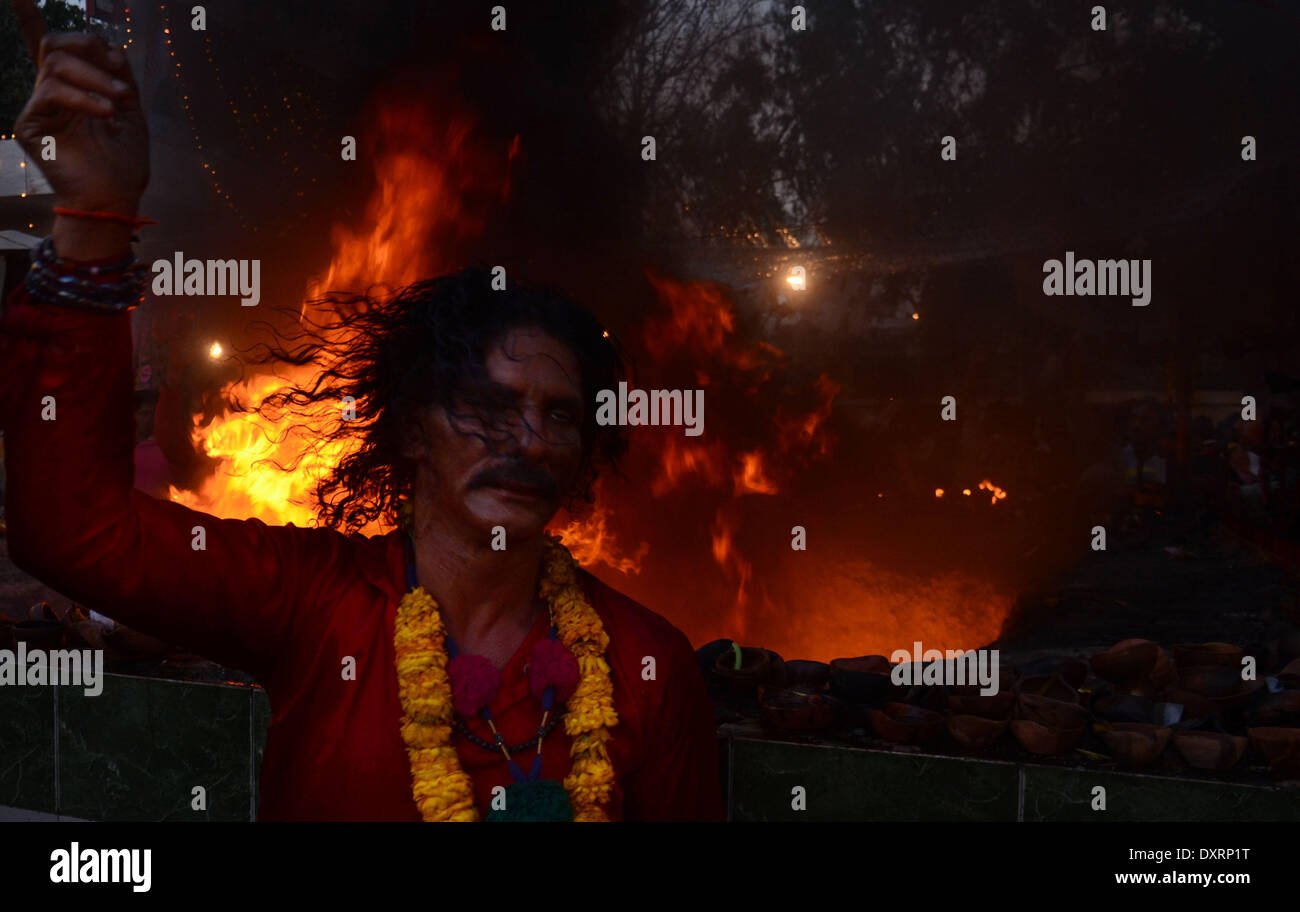 LAHORE,PAKISTAN - 30 Marzo 2014: devoto pakistano a Malang ()danze presso il santuario di Saint Sufi Hazrat Shah Hussain, popolarmente noto come Madhu Lal Hussain, nell Arcidiocesi di Lahore il 30 marzo 2014. Annuale di 3 giorni di festival si è tenuto a Madhu Lal il santuario sulla sua 425th anniversario di nascita.RS Hussain/Pacific Press Agency/Alamy Live News Foto Stock