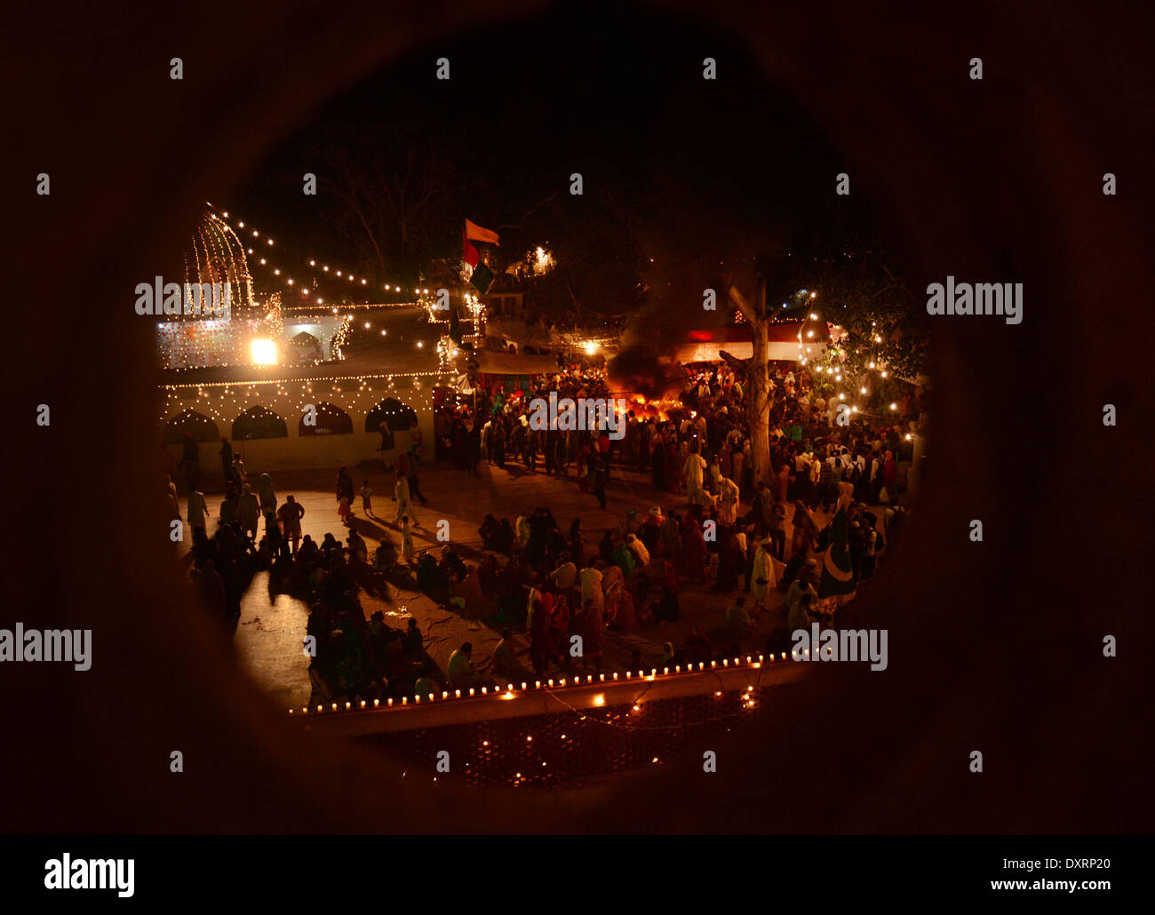 LAHORE,PAKISTAN - 30 Marzo 2014: Il pakistan musulmani devoti si sono riuniti per prendere parte al santuario del Santo Sufi Hazrat Shah Hussain, popolarmente noto come Madhu Lal Hussain, nell Arcidiocesi di Lahore il 30 marzo 2014. Annuale di 3 giorni di festival si è tenuto a Madhu Lal il santuario sulla sua 425th anniversario di nascita.RS Hussain/Pacific Press Agency/Alamy Live News Foto Stock
