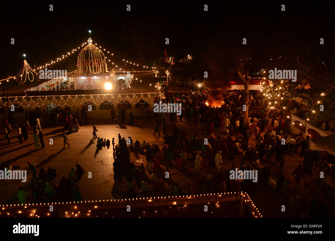 LAHORE,PAKISTAN - 30 Marzo 2014: Il pakistan musulmani devoti si sono riuniti per prendere parte al santuario del Santo Sufi Hazrat Shah Hussain, popolarmente noto come Madhu Lal Hussain, nell Arcidiocesi di Lahore il 30 marzo 2014. Annuale di 3 giorni di festival si è tenuto a Madhu Lal il santuario sulla sua 425th anniversario di nascita.RS Hussain/Pacific Press Agency/Alamy Live News Foto Stock