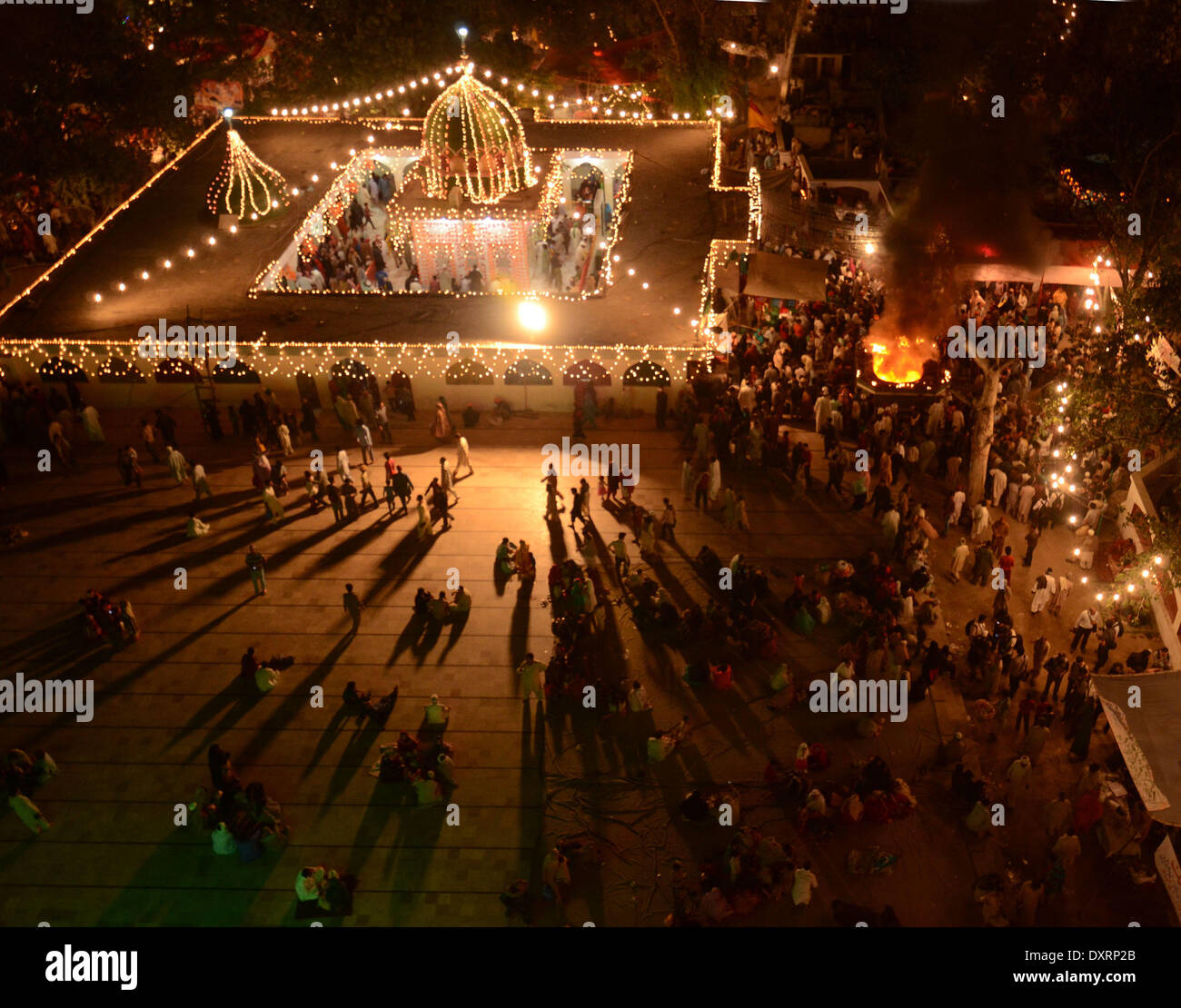 LAHORE,PAKISTAN - 30 Marzo 2014: Il pakistan musulmani devoti si sono riuniti per prendere parte al santuario del Santo Sufi Hazrat Shah Hussain, popolarmente noto come Madhu Lal Hussain, nell Arcidiocesi di Lahore il 30 marzo 2014. Annuale di 3 giorni di festival si è tenuto a Madhu Lal il santuario sulla sua 425th anniversario di nascita.RS Hussain/Pacific Press Agency/Alamy Live News Foto Stock