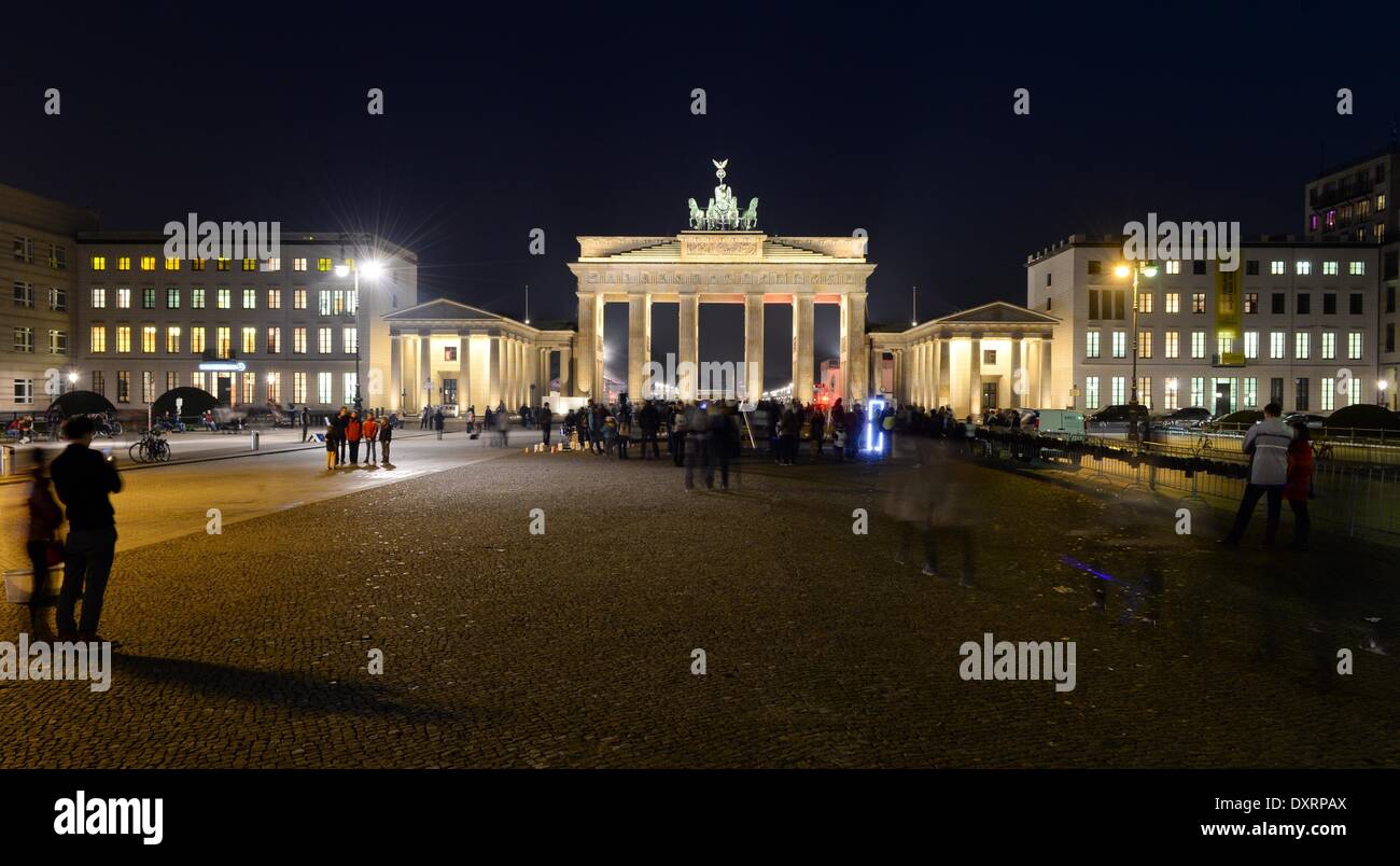 Berlino, Germania. 29 Mar, 2014. La Porta di Brandeburgo è raffigurato prima dell' Earth Hour' a Berlino, Germania, 29 marzo 2014. Diversi milioni di persone che vogliono partecipare alla fondazione ambientale World Wildlife fund (WWF) e spegnere la luce per un ora in edifici pubblici. Foto: Soeren Stache/dpa/Alamy Live News Foto Stock