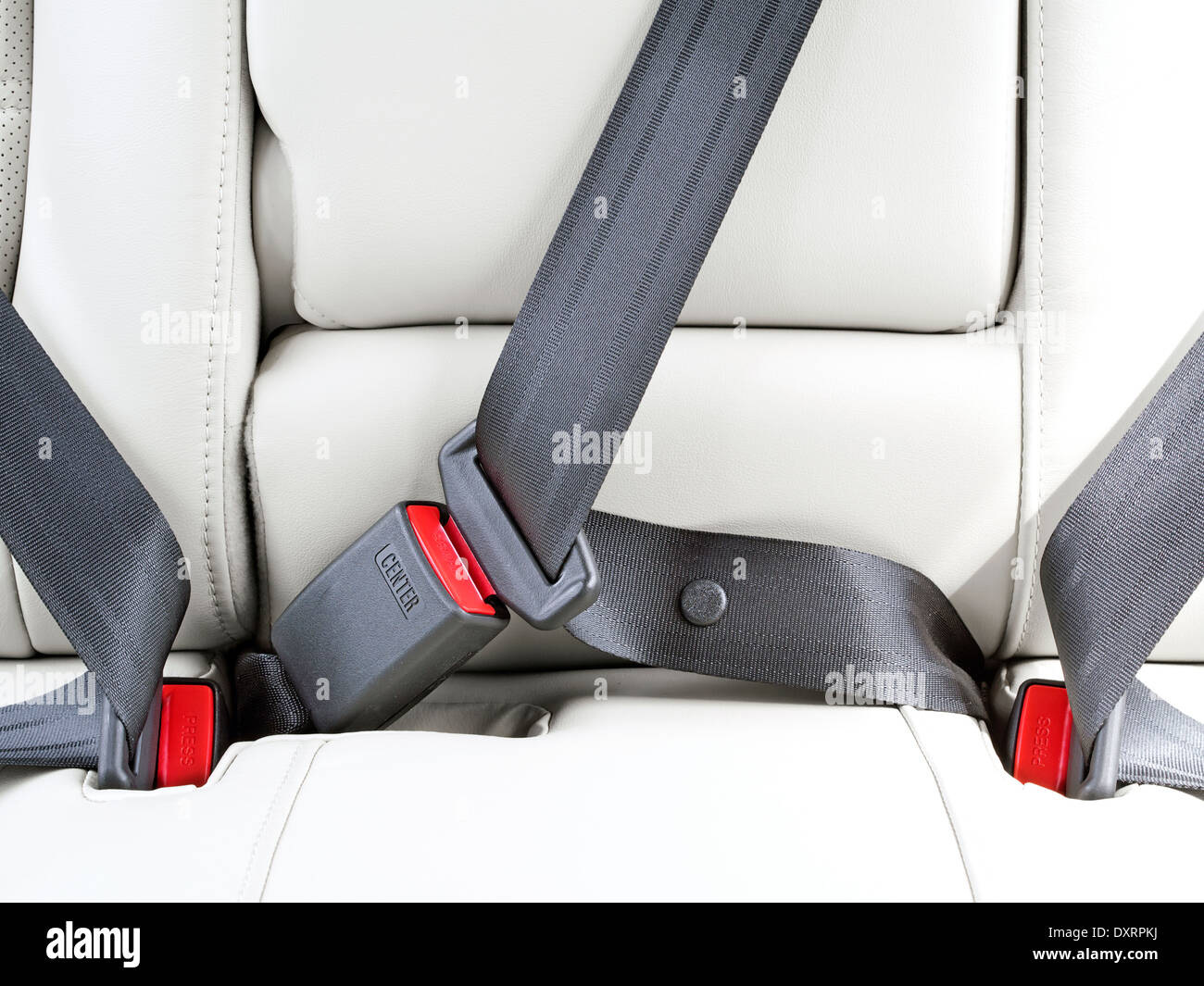 Allacciare le cinture di sicurezza in auto per la vostra sicurezza Foto  stock - Alamy