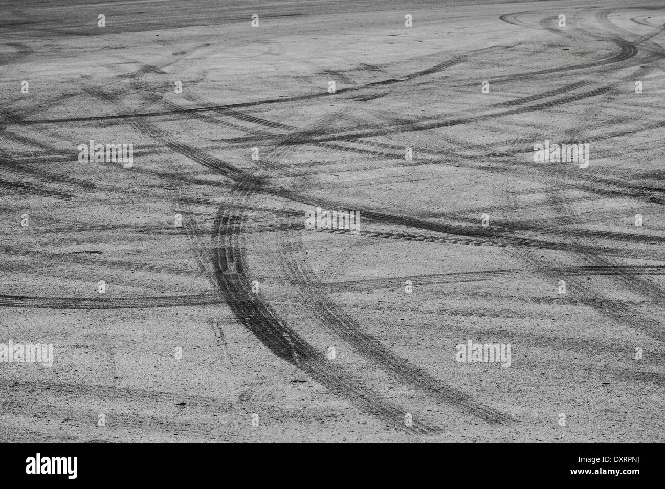 Abstract strada asfaltata sfondo con attraversamento di tracce di pneumatici Foto Stock