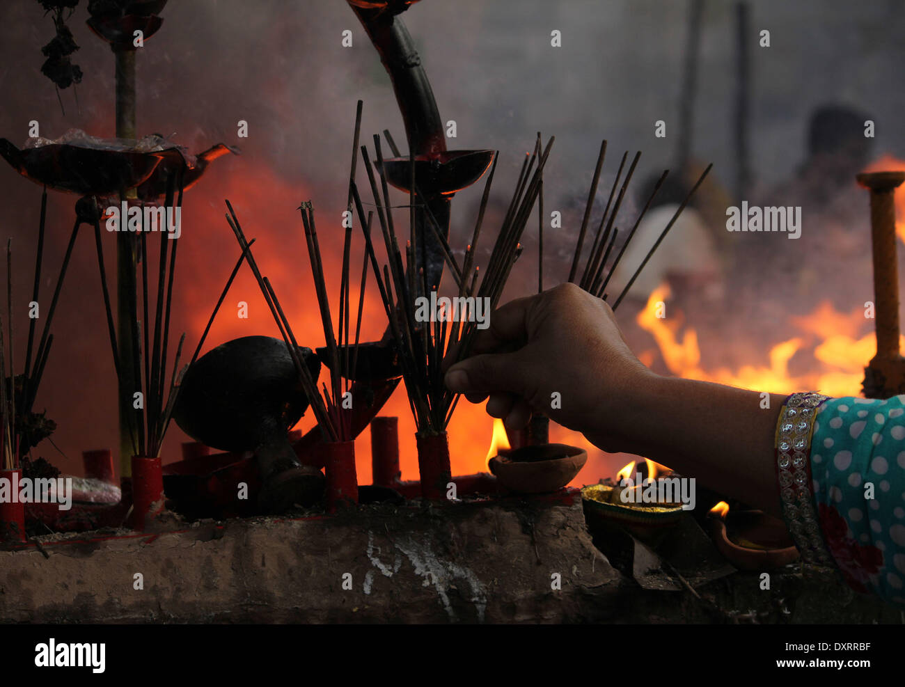 Lahore Punjab, Pakistan. 30 Mar, 2014. Il pakistan musulmani devoti si sono riuniti per prendere parte al santuario del Santo Sufi Hazrat Shah Hussain, popolarmente noto come Madhu Lal Hussain, nell Arcidiocesi di Lahore il 30 marzo 2014. Annuale di 3 giorni di festival si è tenuto a Madhu Lal il santuario sulla sua 425th anniversario di nascita. Credito: Rs Hussain/NurPhoto/ZUMAPRESS.com/Alamy Live News Foto Stock