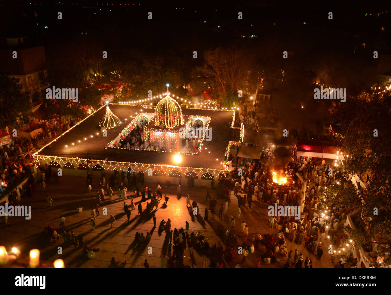 Lahore Punjab, Pakistan. 30 Mar, 2014. Il pakistan musulmani devoti si sono riuniti per prendere parte al santuario del Santo Sufi Hazrat Shah Hussain, popolarmente noto come Madhu Lal Hussain, nell Arcidiocesi di Lahore il 30 marzo 2014. Annuale di 3 giorni di festival si è tenuto a Madhu Lal il santuario sulla sua 425th anniversario di nascita. Credito: Rs Hussain/NurPhoto/ZUMAPRESS.com/Alamy Live News Foto Stock