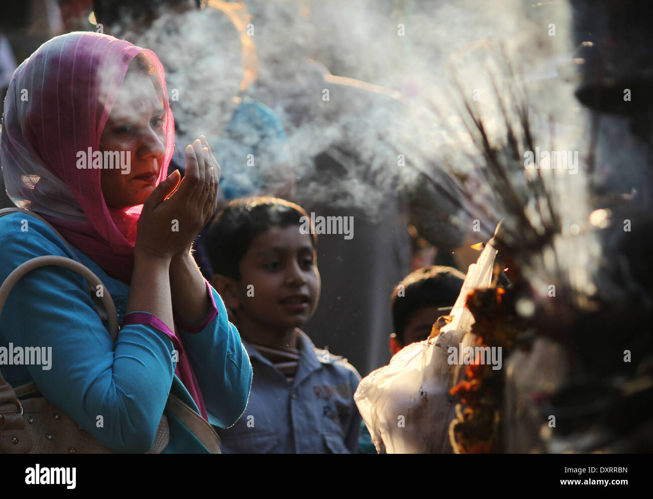 Lahore Punjab, Pakistan. 30 Mar, 2014. Il pakistan musulmani devoti si sono riuniti per prendere parte al santuario del Santo Sufi Hazrat Shah Hussain, popolarmente noto come Madhu Lal Hussain, nell Arcidiocesi di Lahore il 30 marzo 2014. Annuale di 3 giorni di festival si è tenuto a Madhu Lal il santuario sulla sua 425th anniversario di nascita. Credito: Rs Hussain/NurPhoto/ZUMAPRESS.com/Alamy Live News Foto Stock