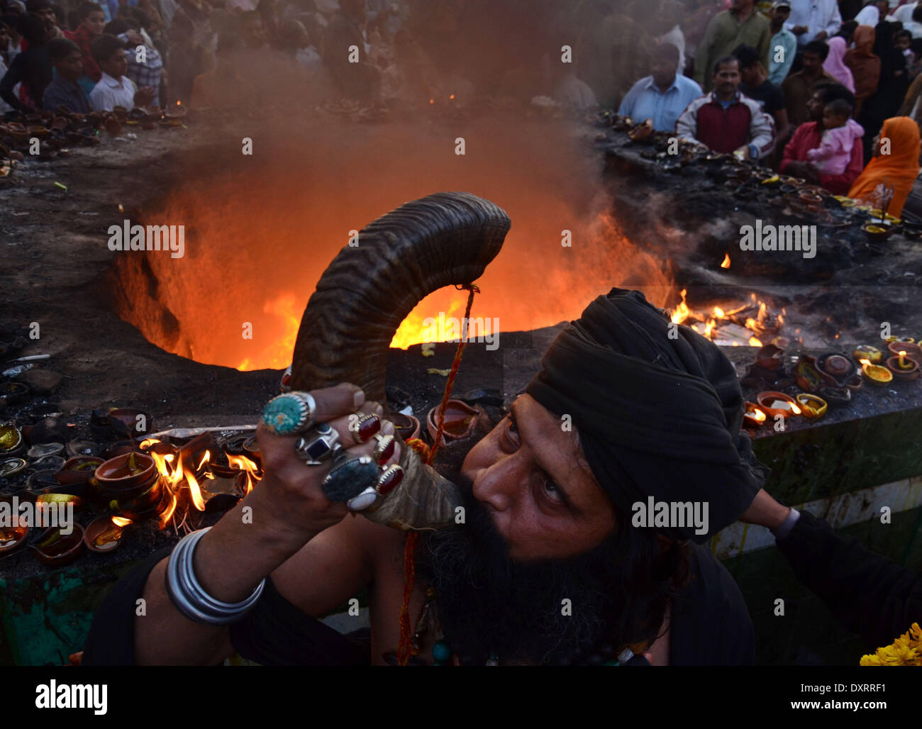 Lahore Punjab, Pakistan. 30 Mar, 2014. Un pakistano musulmano devoto si brucia un avvisatore acustico presso il santuario di Saint Sufi Hazrat Shah Hussain, popolarmente noto come Madhu Lal Hussain, nell Arcidiocesi di Lahore il 30 marzo 2014. Annuale di 3 giorni di festival si è tenuto a Madhu Lal il santuario sulla sua 425th anniversario di nascita. Credito: Rs Hussain/NurPhoto/ZUMAPRESS.com/Alamy Live News Foto Stock