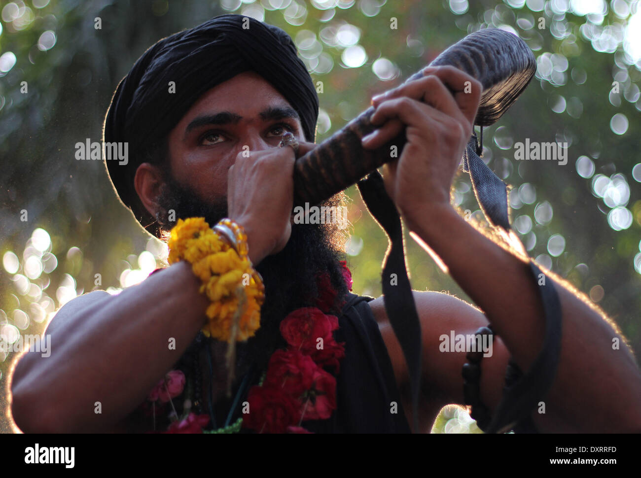 Lahore Punjab, Pakistan. 30 Mar, 2014. Un pakistano musulmano devoto si brucia un avvisatore acustico presso il santuario di Saint Sufi Hazrat Shah Hussain, popolarmente noto come Madhu Lal Hussain, nell Arcidiocesi di Lahore il 30 marzo 2014. Annuale di 3 giorni di festival si è tenuto a Madhu Lal il santuario sulla sua 425th anniversario di nascita. Credito: Rs Hussain/NurPhoto/ZUMAPRESS.com/Alamy Live News Foto Stock