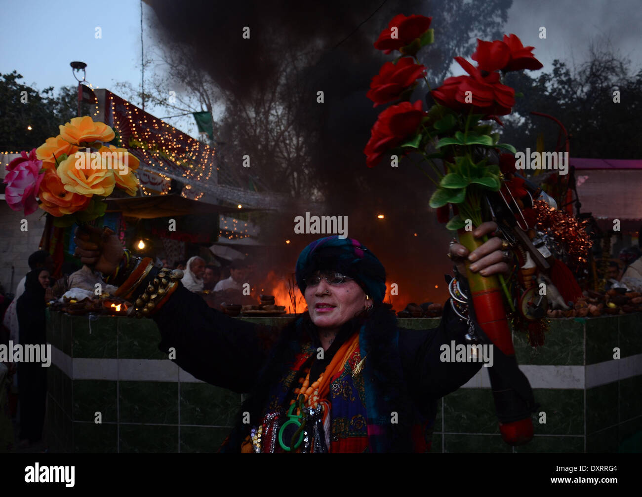 Lahore Punjab, Pakistan. 30 Mar, 2014. Un donne pakistane devoto a Malang ()danze presso il santuario di Saint Sufi Hazrat Shah Hussain, popolarmente noto come Madhu Lal Hussain, nell Arcidiocesi di Lahore il 30 marzo 2014. Annuale di 3 giorni di festival si è tenuto a Madhu Lal il santuario sulla sua 425th anniversario di nascita. Credito: Rs Hussain/NurPhoto/ZUMAPRESS.com/Alamy Live News Foto Stock
