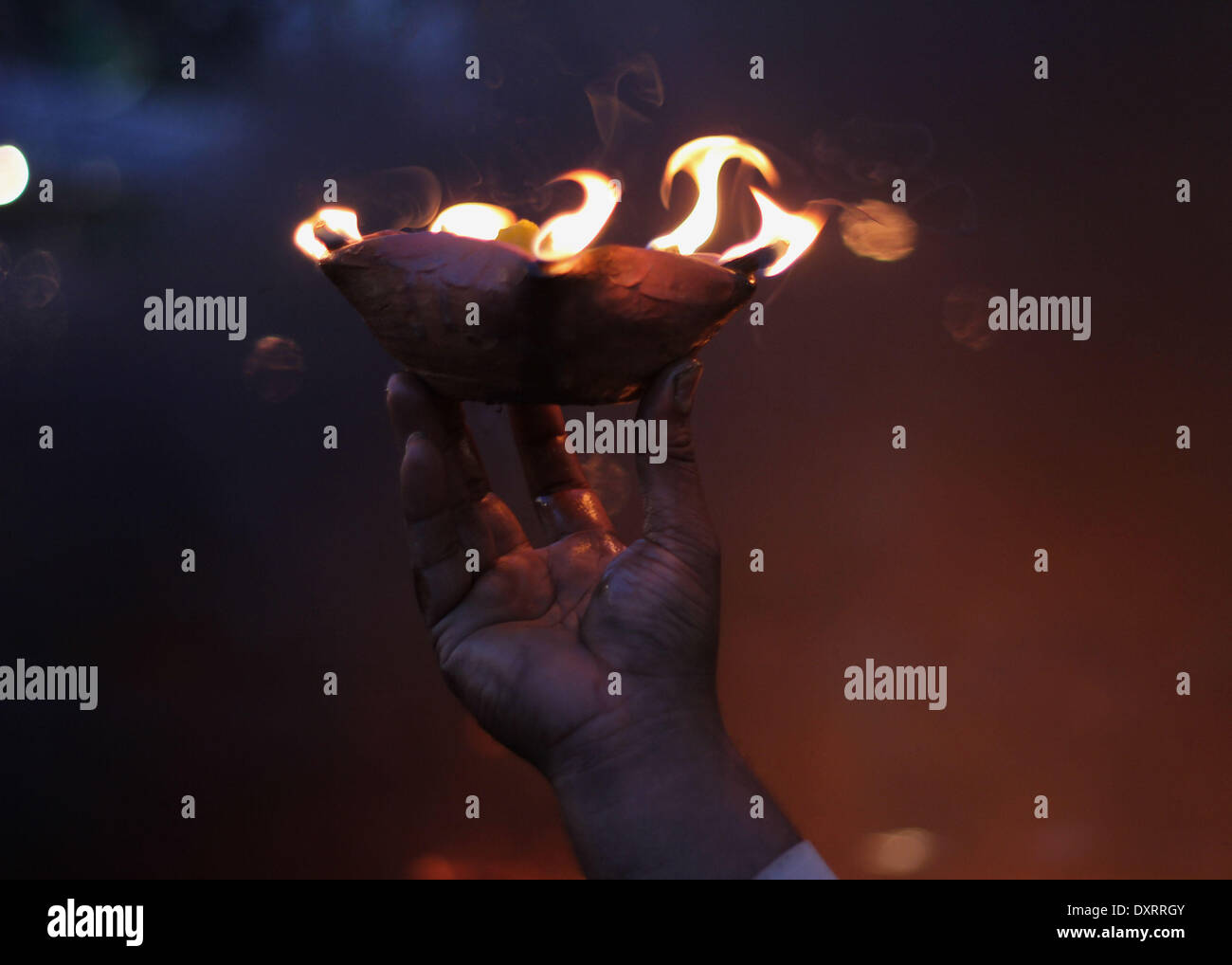 Lahore Punjab, Pakistan. 30 Mar, 2014. Il pakistan musulmani devoti si sono riuniti per prendere parte al santuario del Santo Sufi Hazrat Shah Hussain, popolarmente noto come Madhu Lal Hussain, nell Arcidiocesi di Lahore il 30 marzo 2014. Annuale di 3 giorni di festival si è tenuto a Madhu Lal il santuario sulla sua 425th anniversario di nascita. Credito: Rs Hussain/NurPhoto/ZUMAPRESS.com/Alamy Live News Foto Stock