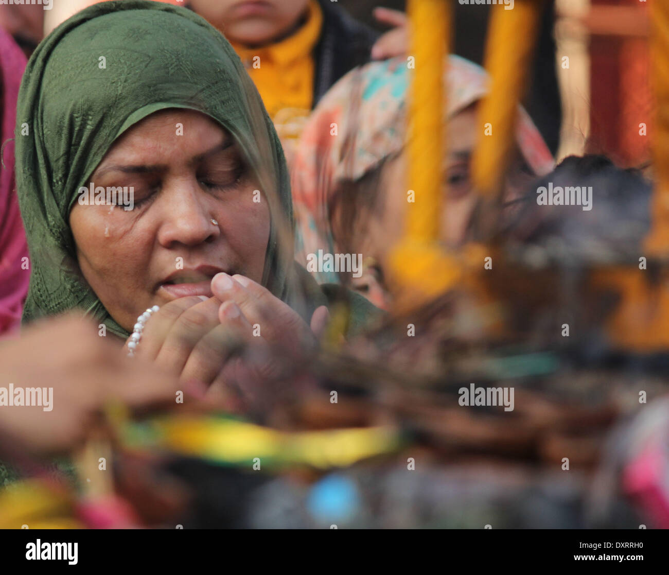 Lahore Punjab, Pakistan. 30 Mar, 2014. Il pakistan musulmani devoti si sono riuniti per prendere parte al santuario del Santo Sufi Hazrat Shah Hussain, popolarmente noto come Madhu Lal Hussain, nell Arcidiocesi di Lahore il 30 marzo 2014. Annuale di 3 giorni di festival si è tenuto a Madhu Lal il santuario sulla sua 425th anniversario di nascita. Credito: Rs Hussain/NurPhoto/ZUMAPRESS.com/Alamy Live News Foto Stock