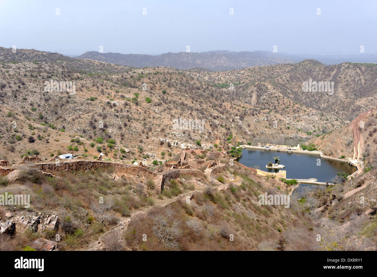 Nahargarh Fort sorge sul bordo dei monti Aravalli, affacciato sulla città rosa di Jaipur nello stato indiano del Rajasthan. Foto Stock