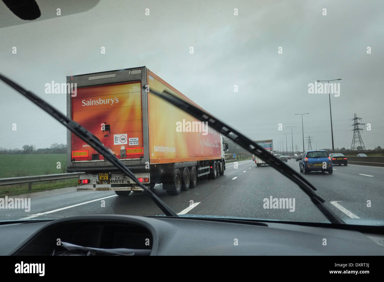La guida su autostrada in cattive condizioni atmosferiche, Regno Unito Foto Stock