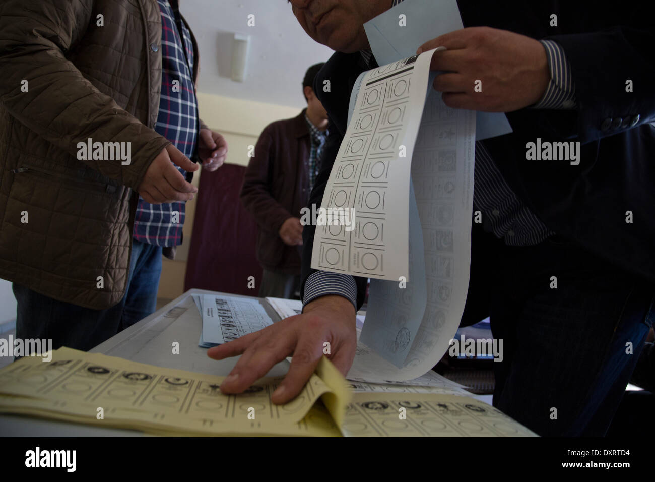 Istanbul, Turchia -- Turchia le persone andare alle urne per le elezioni locali di Domenica, 30 marzo 2014 Credit: © Bikem Ekberzade/Alamy Live News Foto Stock