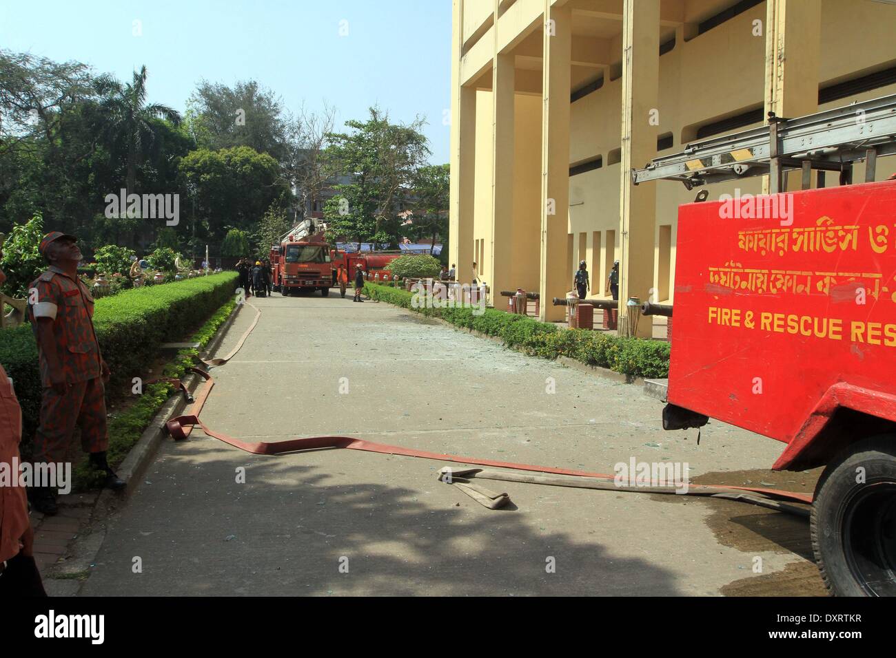 Dacca in Bangladesh. 29 Mar, 2014. I vigili del fuoco del Bangladesh tentare di spegnere il Bangladesh National Museum di Dhaka. I funzionari di detto fosse scoppiata nella galleria numero 44 al terzo piano del museo intorno a 9am. Secondo il sito del museo, la galleria ospita token della Cina, Corea, Svizzera e Iran come parte della civiltà mondiale. Foto Stock