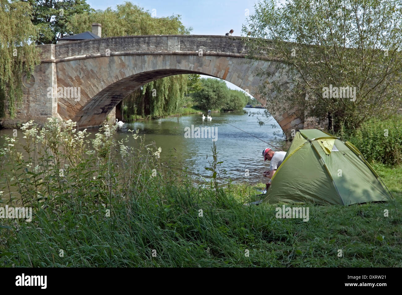 Vista su Halfpenny Ponte sul Fiume Tamigi a Lechlade, una cittadina a sud del bordo del Cotswolds, Gloucestershire, Inghilterra Foto Stock