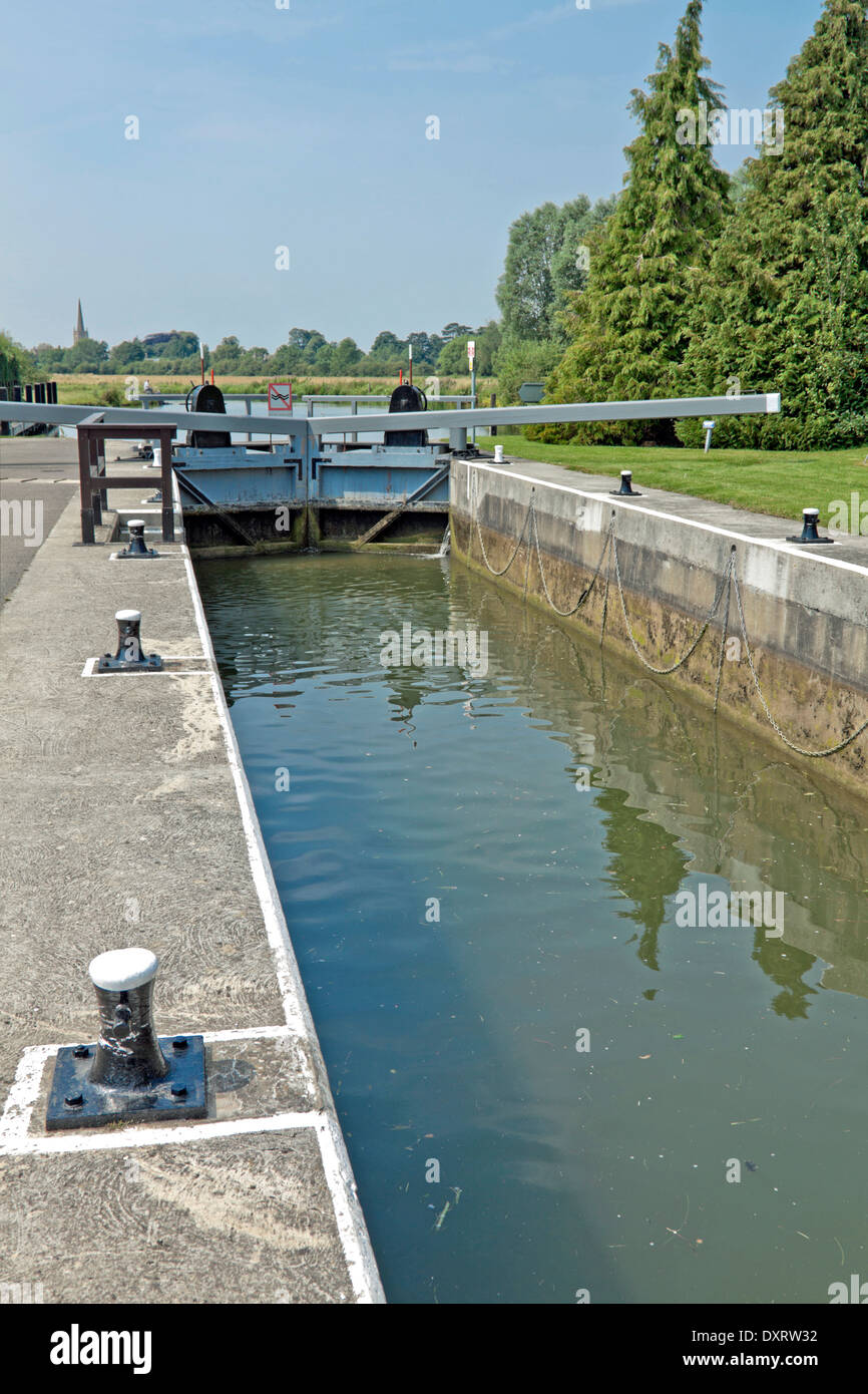 St Johns Lock sul Fiume Tamigi a Lechlade, Cotswolds, Gloucestershire, Inghilterra, Gran Bretagna. Foto Stock