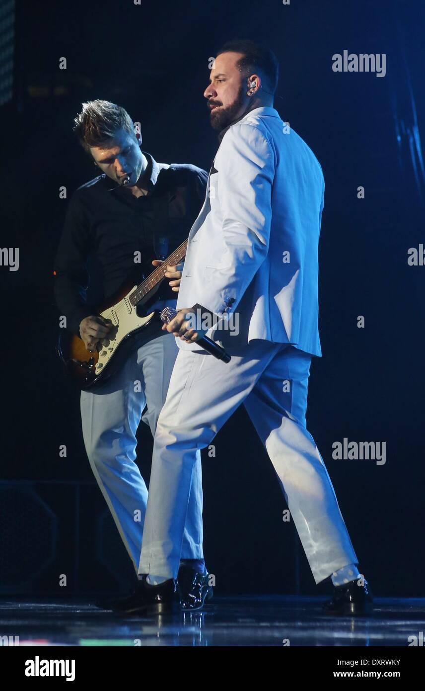 Amburgo, Germania. 29 Mar, 2014. Il cantante AJ McLean suona con i membri della boy band Backstreet Boys sul palco dell'Arena O2 concerto di Amburgo, Germania, 29 marzo 2014. Per la prima volta in dieci anni, i cinque membri della band sono di eseguire insieme sul palco durante il loro nuovo concerto tour 'In un mondo come questo". Foto: Malte cristiani/dpa/Alamy Live News Foto Stock