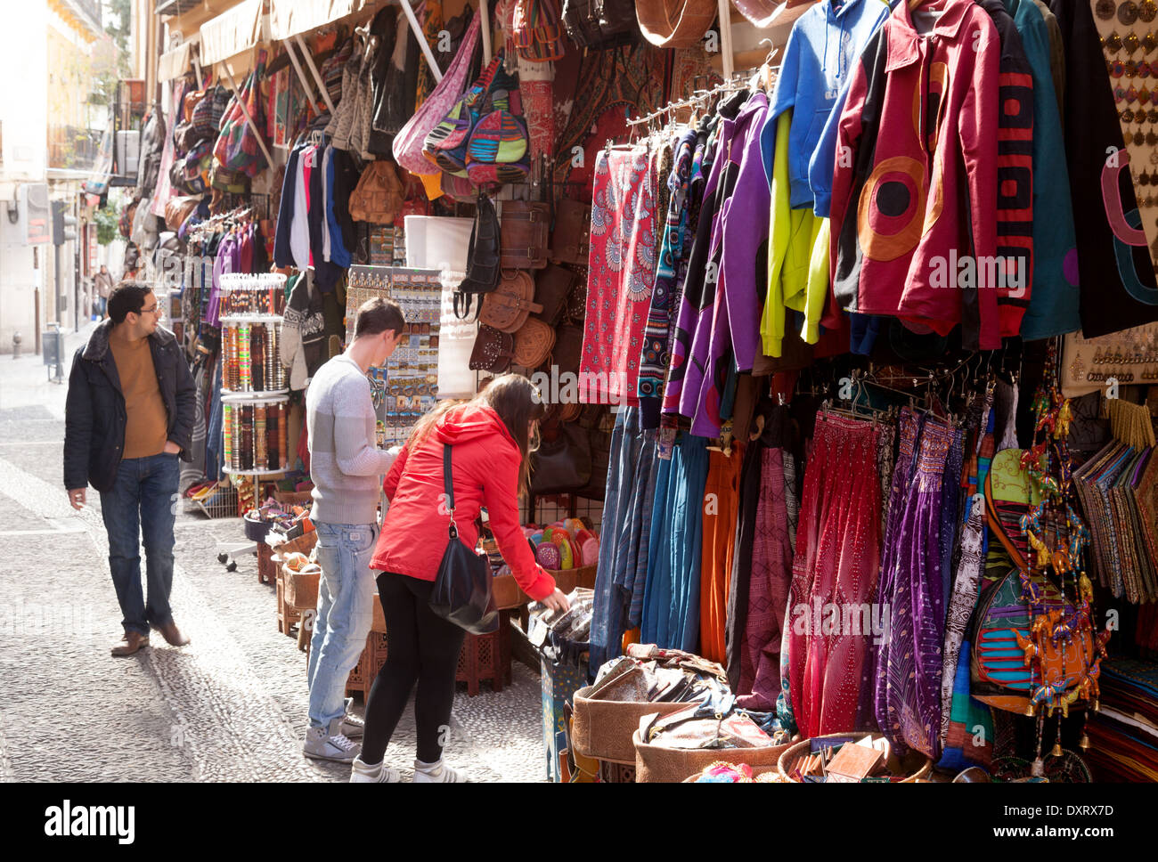 La gente lo shopping nel quartiere Albaicin, Granada, Andalusia, Spagna Europa Foto Stock