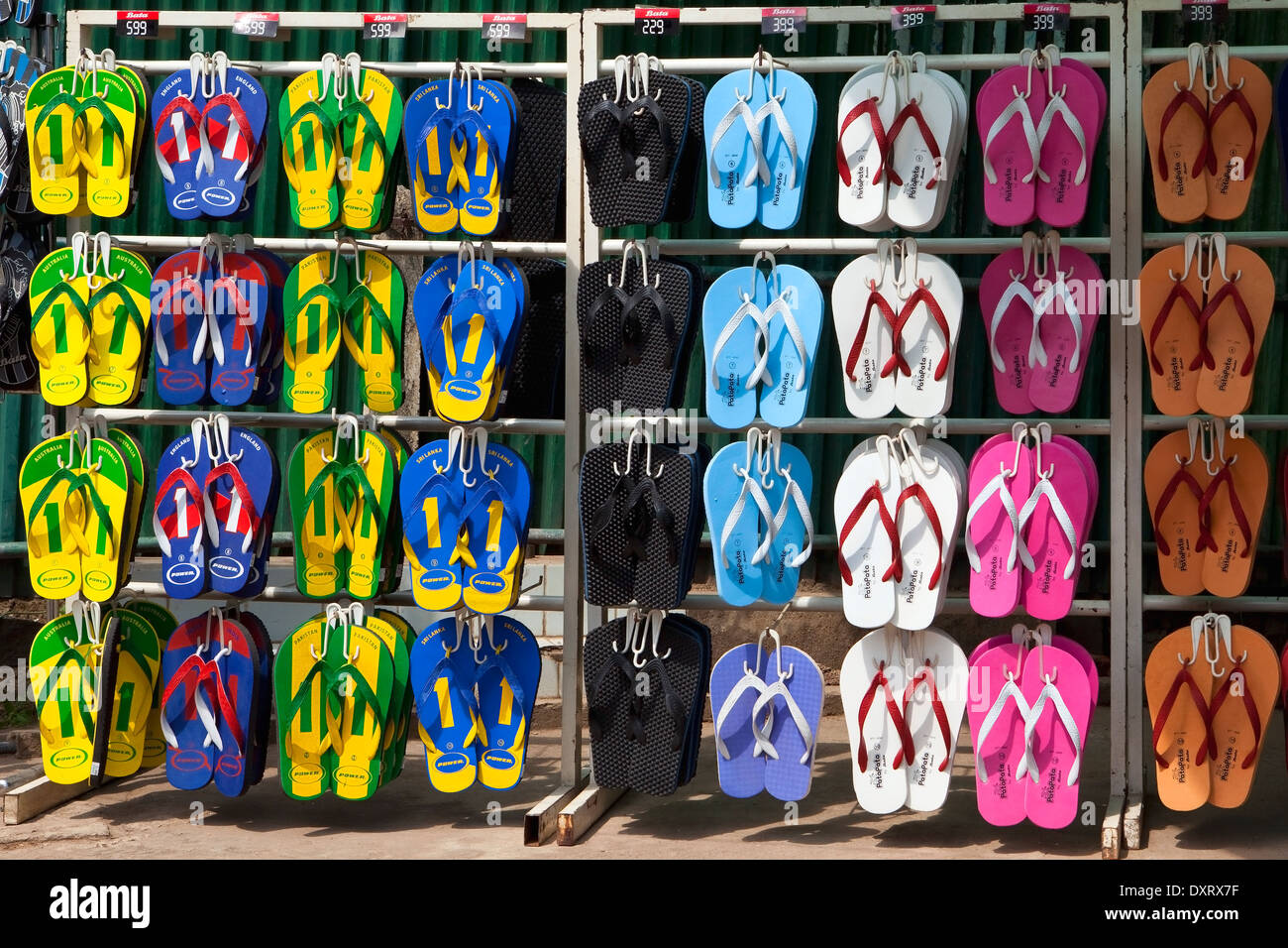 Colorato flip flop per la vendita su un mercato di strada a Negombo in Sri Lanka Foto Stock