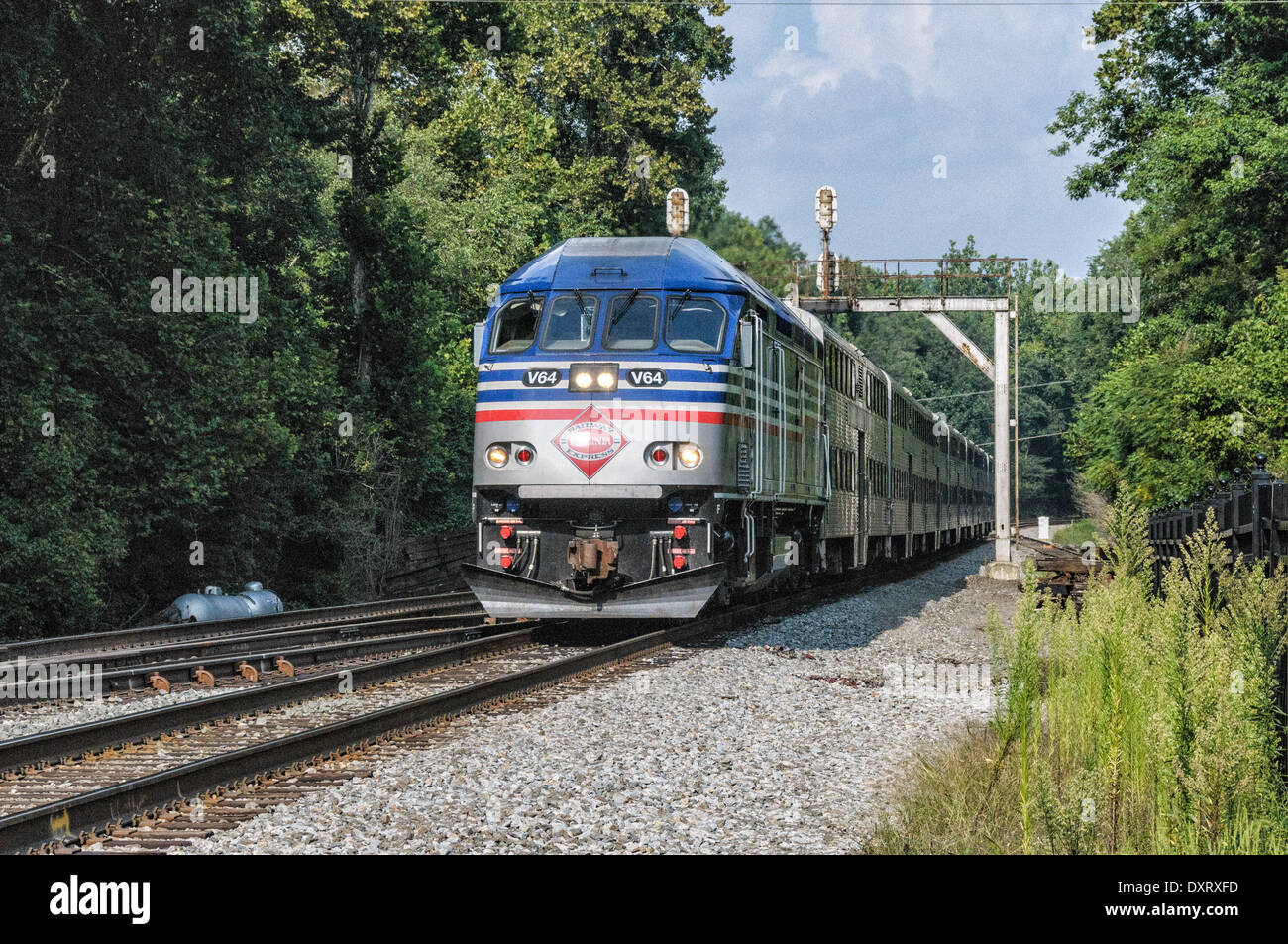 VRE MP36PH-3C locomotore n. 64 passante Clifton, Virginia Foto Stock