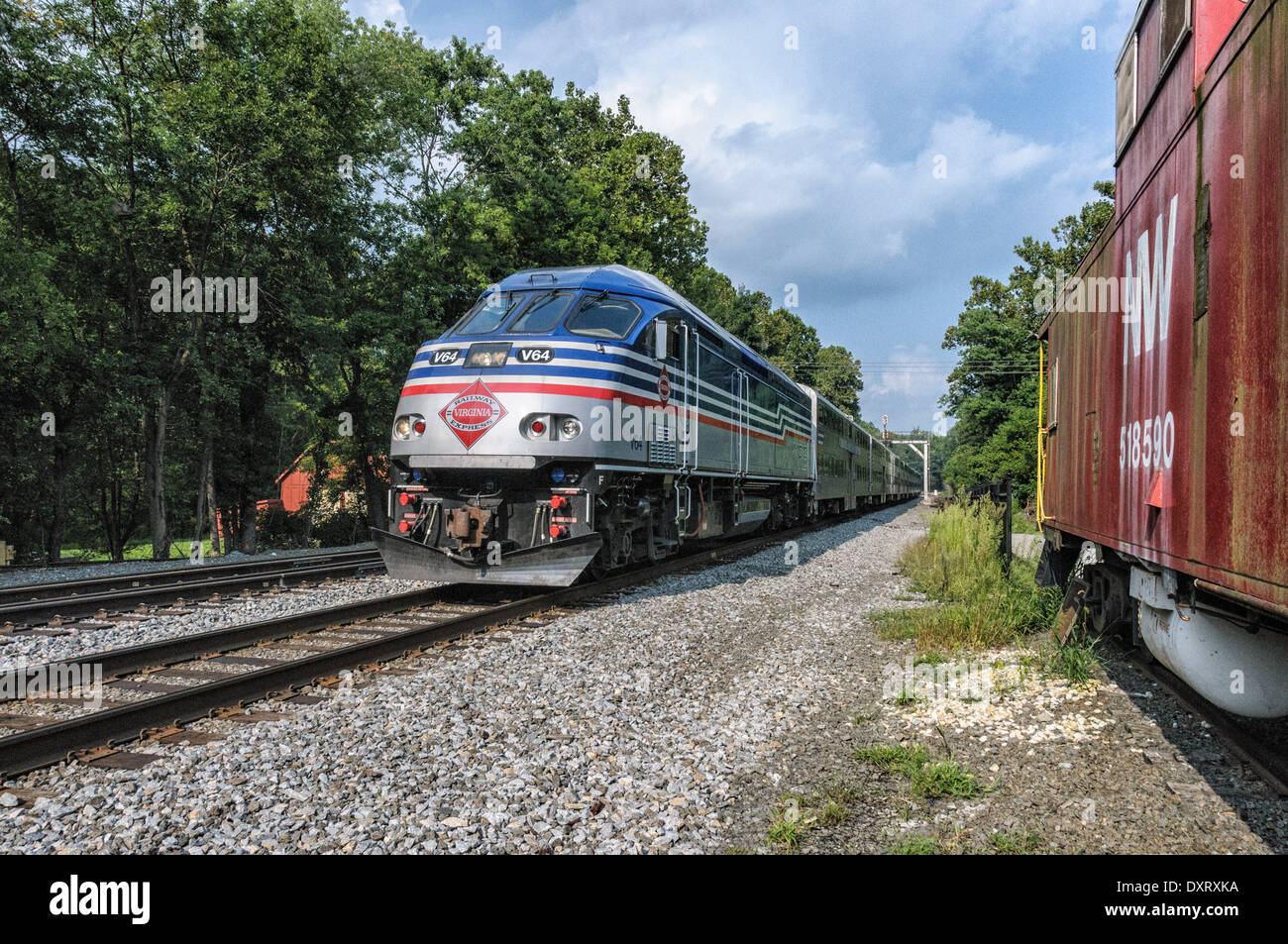 VRE MP36PH-3C locomotore n. 64 passante Clifton, Virginia Foto Stock