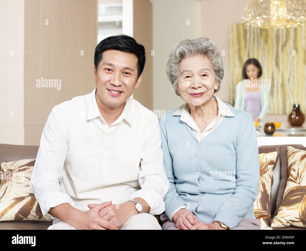 Senior madre e figlio adulto Foto Stock