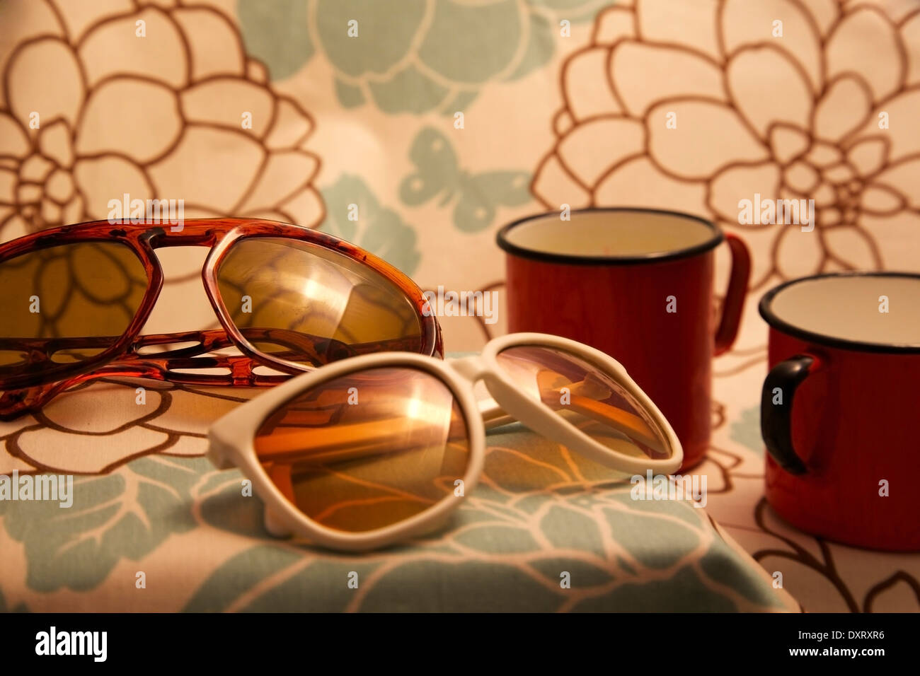 Vintage vita ancora impostazione con smalto retrò tazze e retrò occhiali da sole Foto Stock