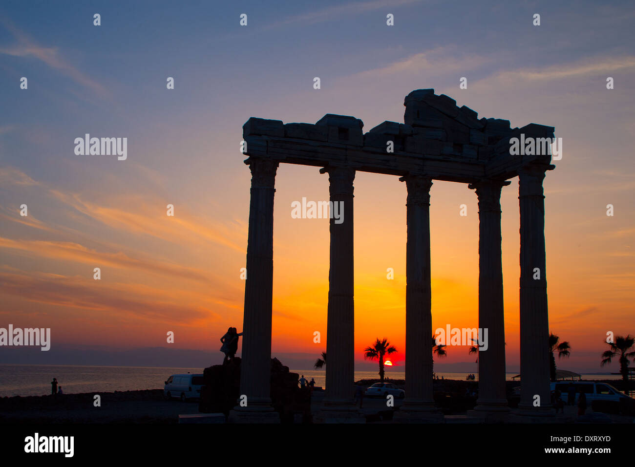 Il Tempio di Apollo, che si stagliano contro il sole di setting, laterale, la Turchia. Foto Stock