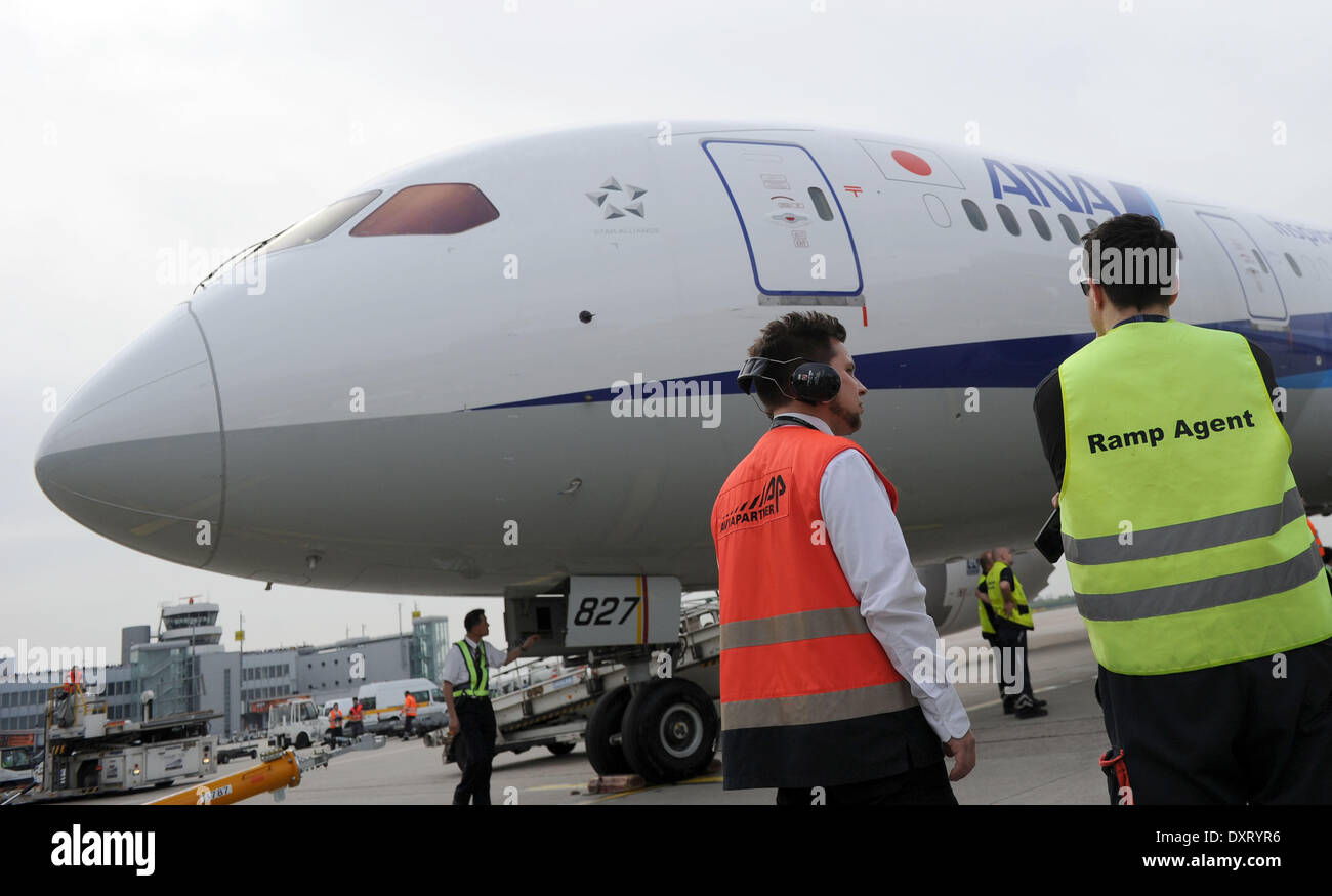 Duesseldorf, Germania. 30 Mar, 2014. I dipendenti a stare di fronte ad un Boeing 787-800, anche sapere come Dreamliner, della compagnia aerea giapponese All Nippon Airways (ANA) arriva all'aeroporto di Duesseldorf, Germania, 30 marzo 2014. Dal 30 marzo 2014 in poi ANA ha avviato nuovi voli da Duesseldorf a Tokyo una volta al giorno. Foto: Caroline Seidel/dpa/Alamy Live News Foto Stock