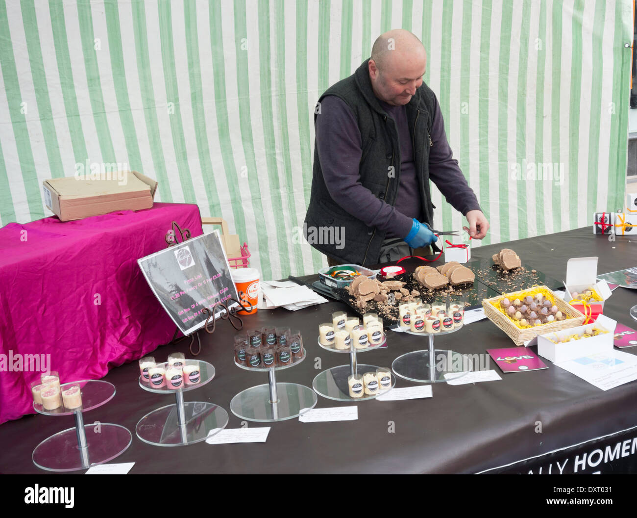 Street Market stallholder uomo vendita di Fudge toffee fatte a mano e dolci Foto Stock
