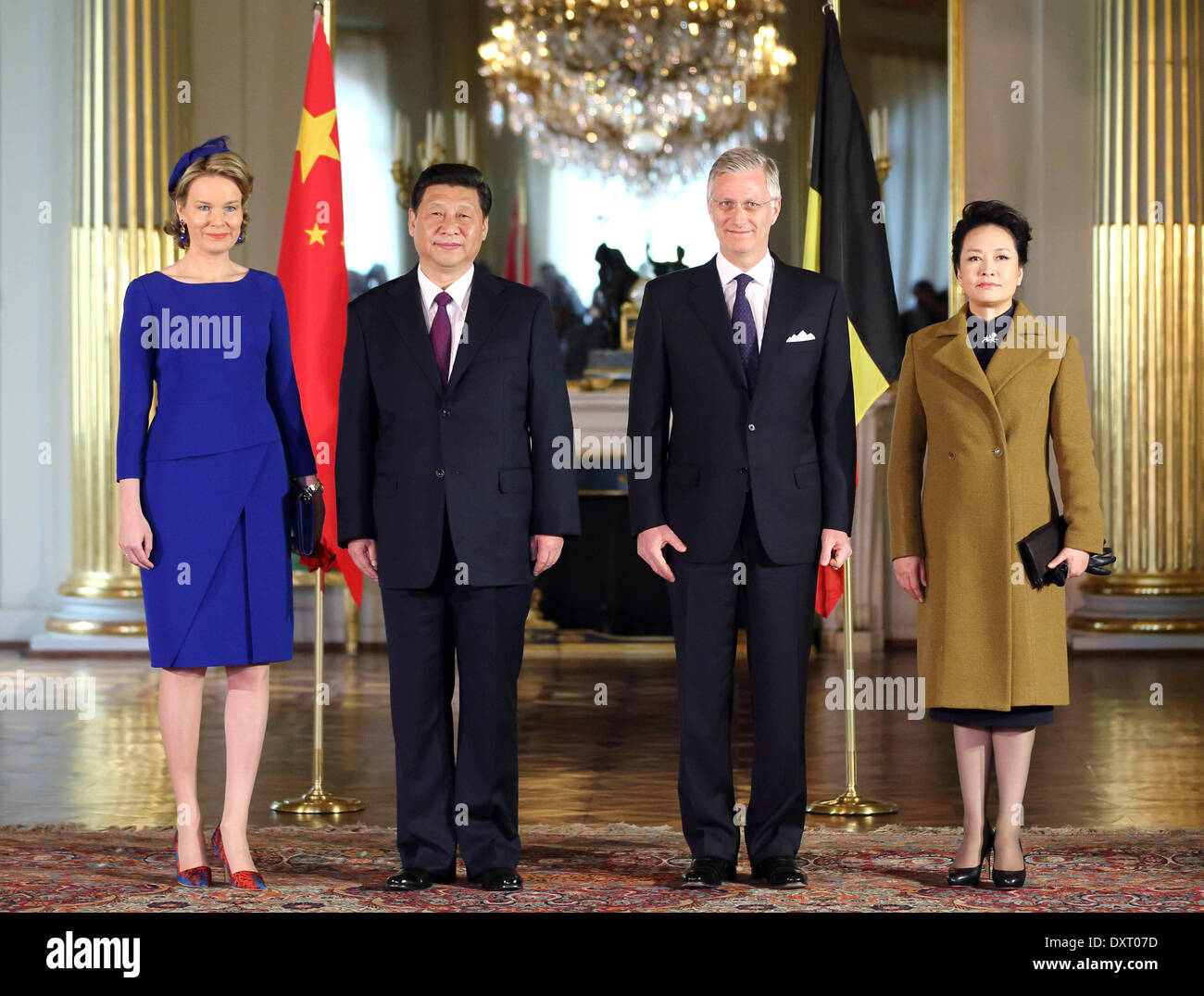 Bruxelles, Belgio. 30 Mar, 2014. Il presidente cinese Xi Jinping (2 L), la moglie Peng Liyuan (R), Re Philippe del Belgio (seconda R) e della Regina Matilde di Belgio posano per una foto di gruppo a Bruxelles, Belgio, 30 marzo 2014. Xi si è incontrato con il re Filippo del Belgio a Bruxelles di domenica. Credit: Lan Hongguang/Xinhua/Alamy Live News Foto Stock