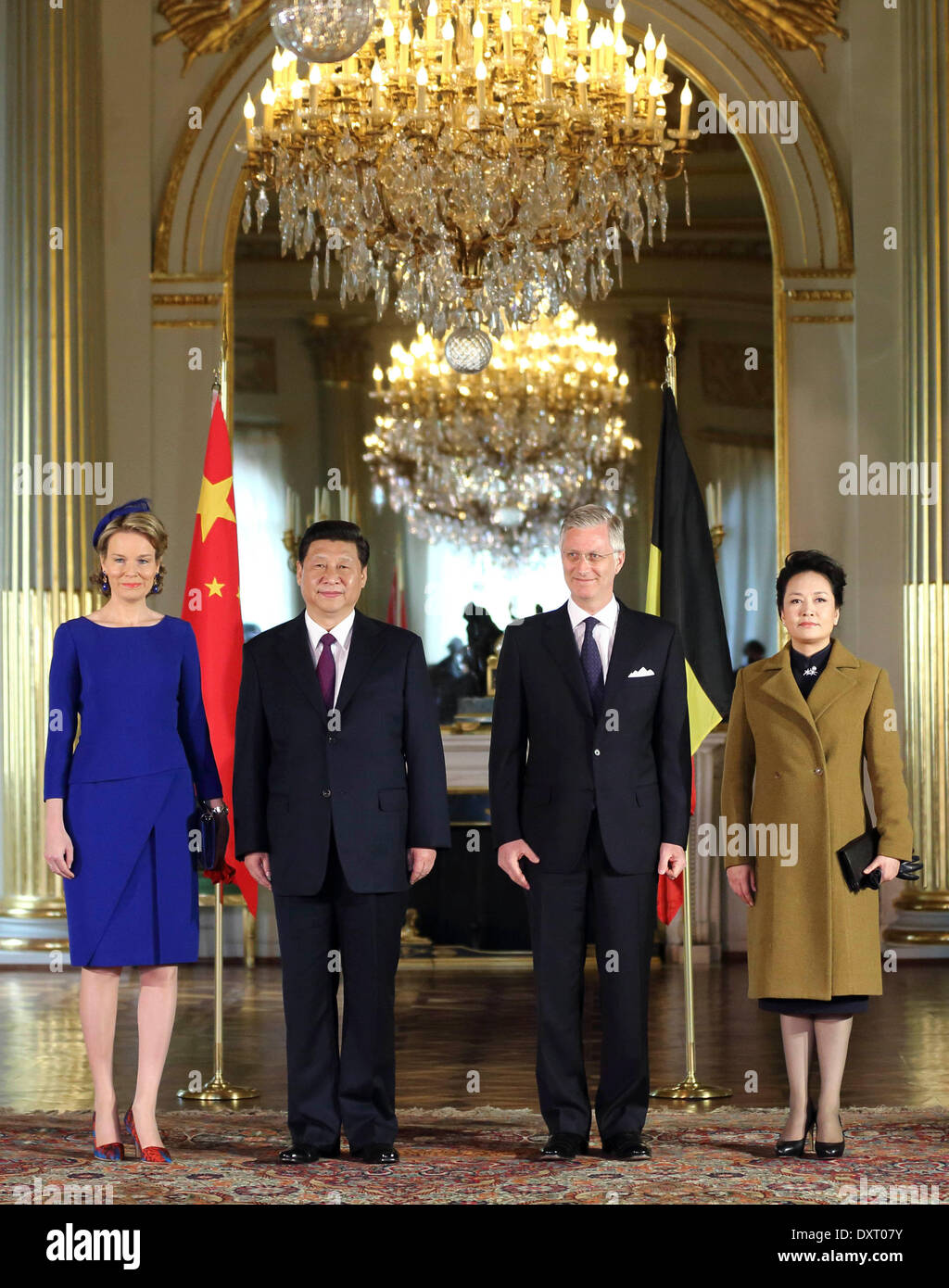 Bruxelles, Belgio. 30 Mar, 2014. Il presidente cinese Xi Jinping (2 L), la moglie Peng Liyuan (R), Re Philippe del Belgio (seconda R) e della Regina Matilde di Belgio posano per una foto di gruppo a Bruxelles, Belgio, 30 marzo 2014. Xi si è incontrato con il re Filippo del Belgio a Bruxelles di domenica. Credit: Lan Hongguang/Xinhua/Alamy Live News Foto Stock