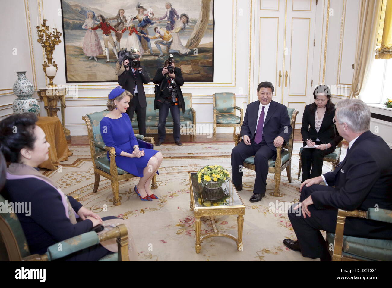 Bruxelles, Belgio. 30 Mar, 2014. Il presidente cinese Xi Jinping (terza R) si riunisce con il re Filippo del Belgio (1R) a Bruxelles, Belgio, 30 marzo 2014. Credito: Ju Peng/Xinhua/Alamy Live News Foto Stock