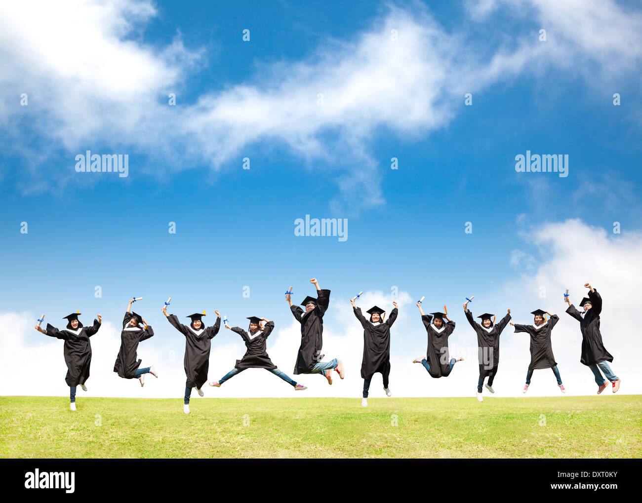Studenti del college celebrare la graduazione e felice jump Foto Stock