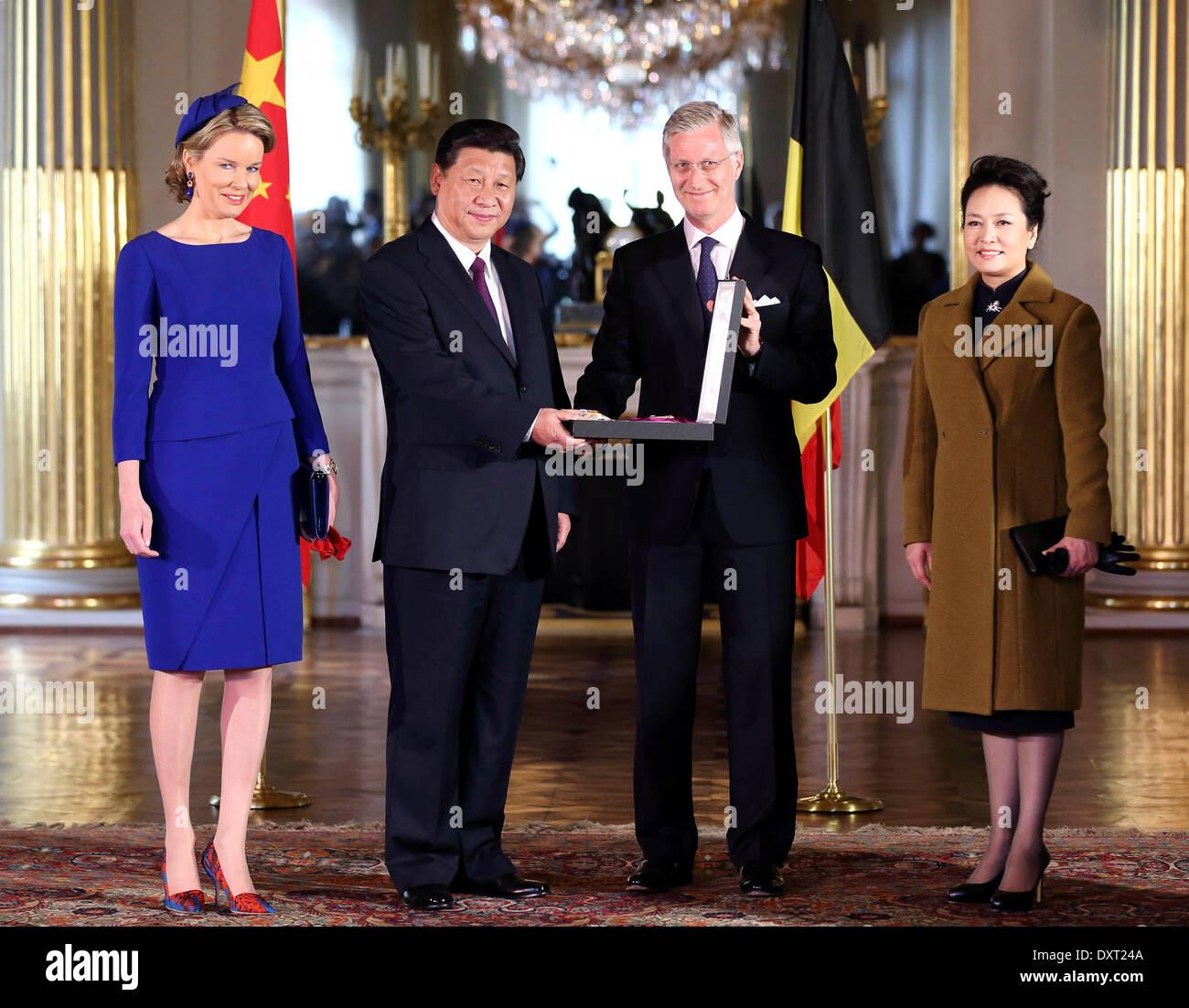 Bruxelles, Belgio. 30 Mar, 2014. Il presidente cinese Xi Jinping (2 L) riceve un Gran Cordone Medaglia dell Ordine di Leopoldo dal re Filippo del Belgio (2R) a Bruxelles, Belgio, 30 marzo 2014. Xi si è incontrato con il re Philippe a Bruxelles di domenica. Credit: Lan Hongguang/Xinhua/Alamy Live News Foto Stock