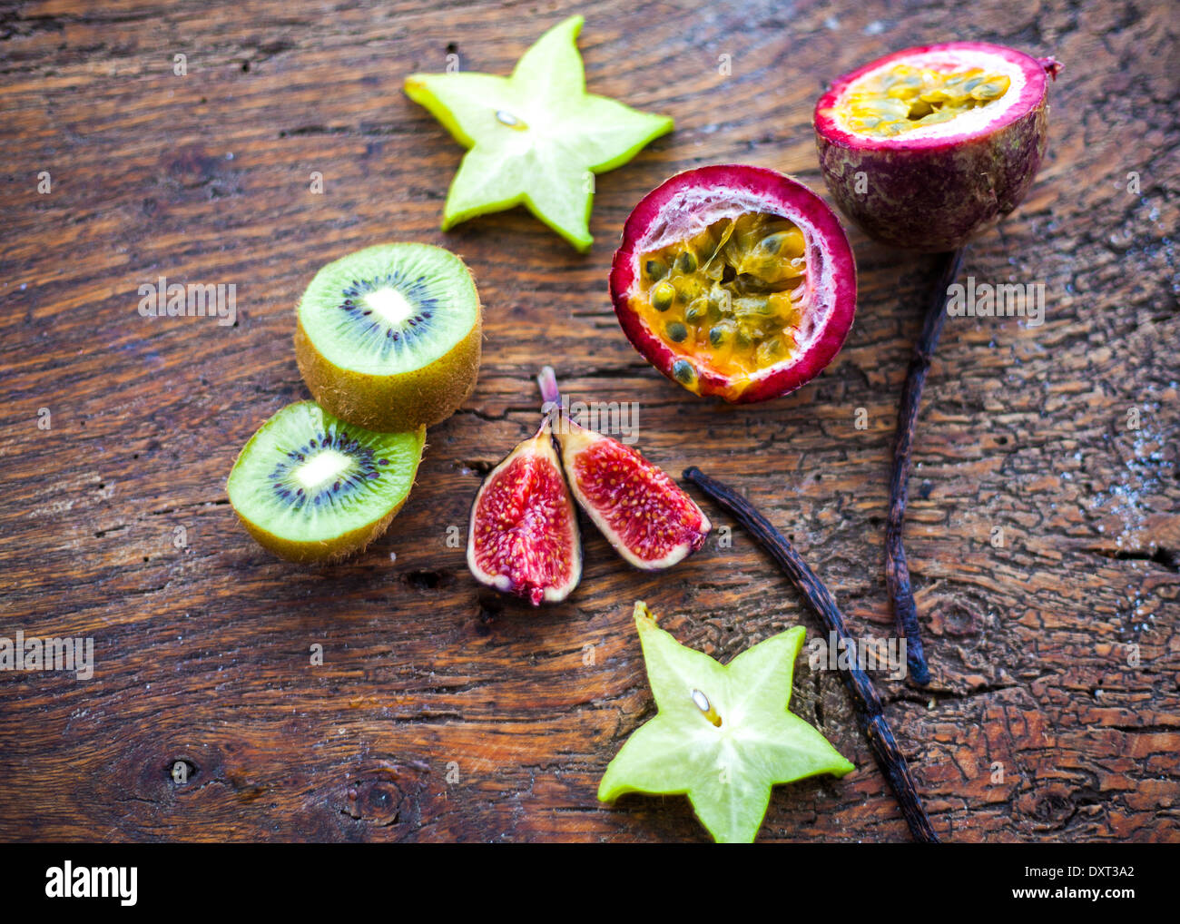 Frutti Esotici su un tagliere di legno Foto Stock