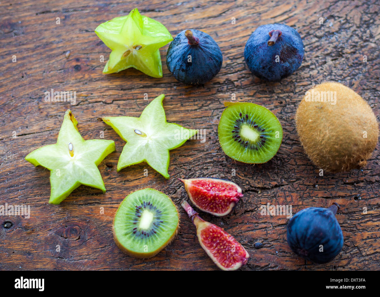 Frutti Esotici su un tagliere di legno Foto Stock