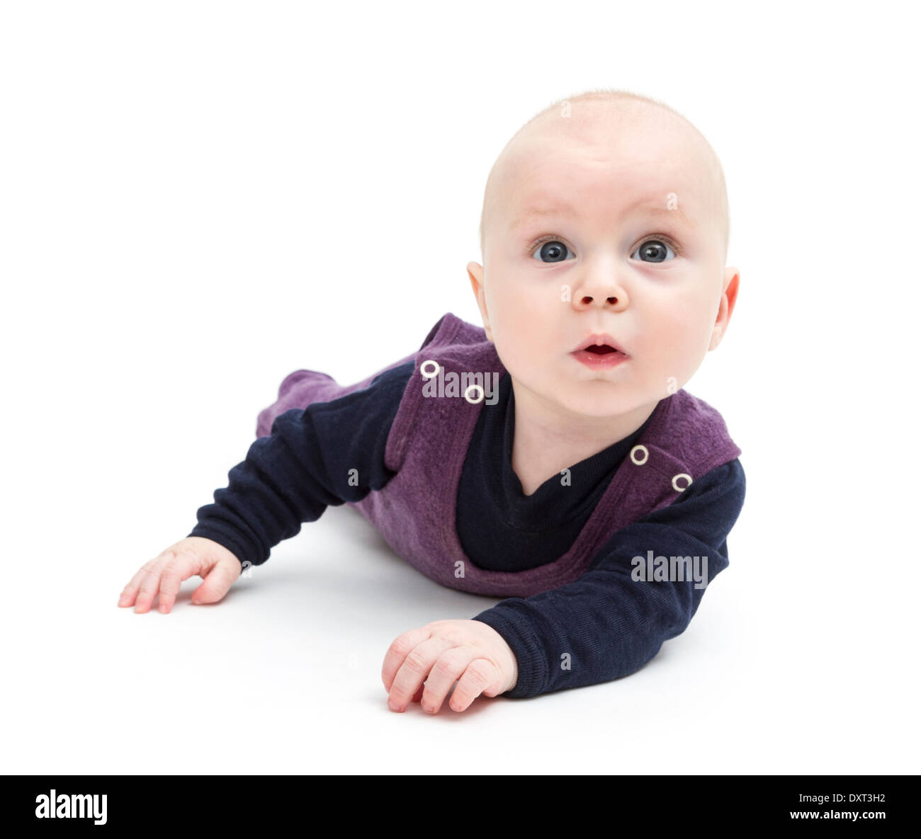 Il toddler isolati su sfondo bianco cercando di fotocamera. studio shot Foto Stock
