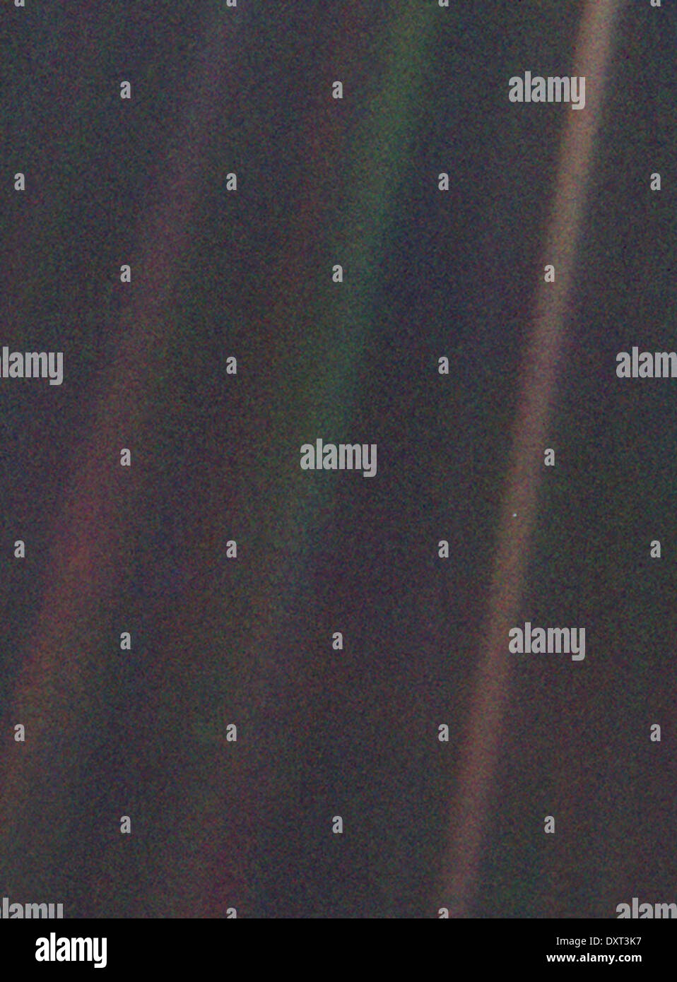 Immagine a colori della terra, soprannominato 'pallido punto blu", è una parte del primo mai 'Verticale' del sistema solare prese da Voyager 1 Foto Stock