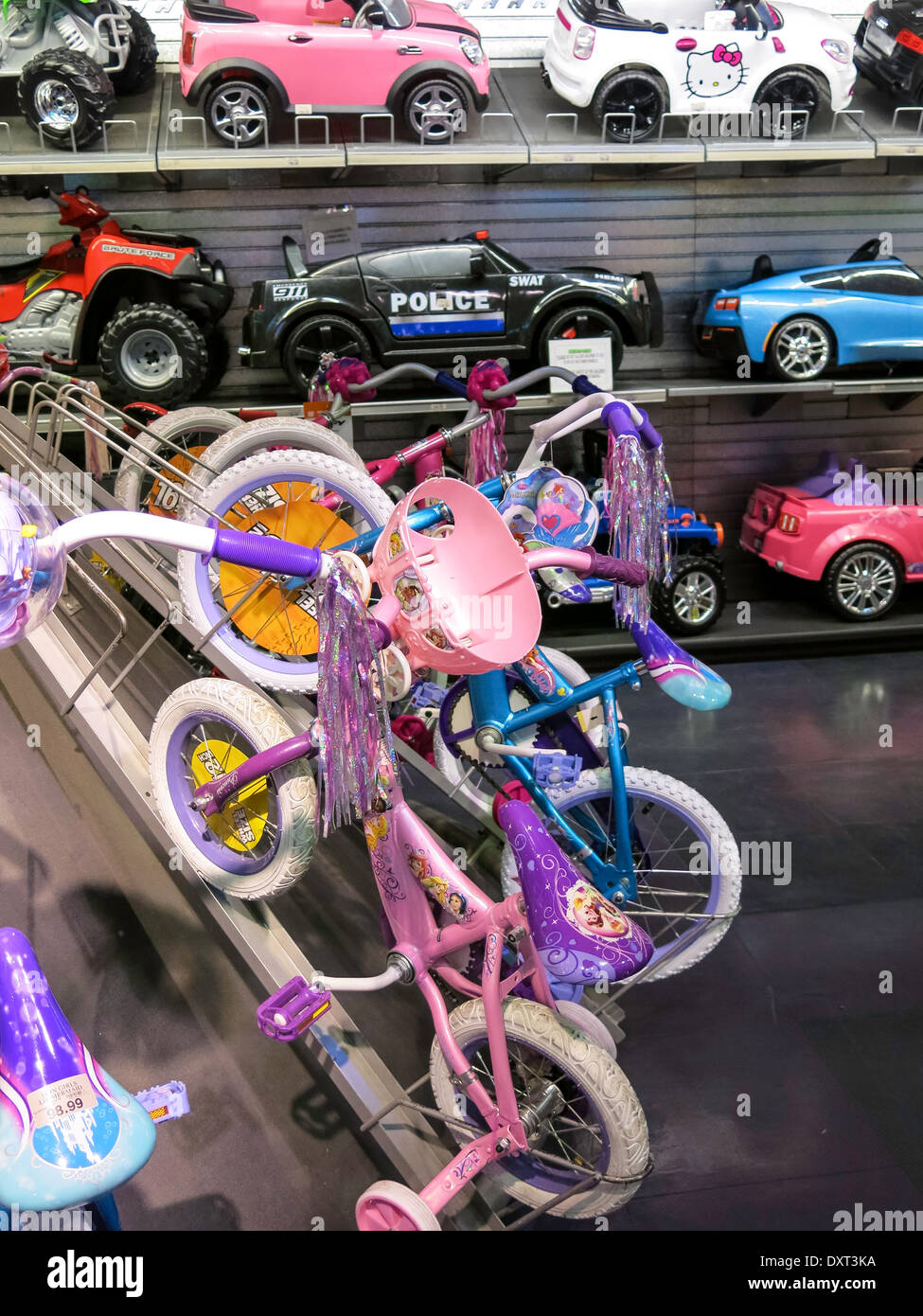 Ragazze' biciclette con ruote di formazione Display, "Toys R Us' interno dello store in Times Square NYC Foto Stock