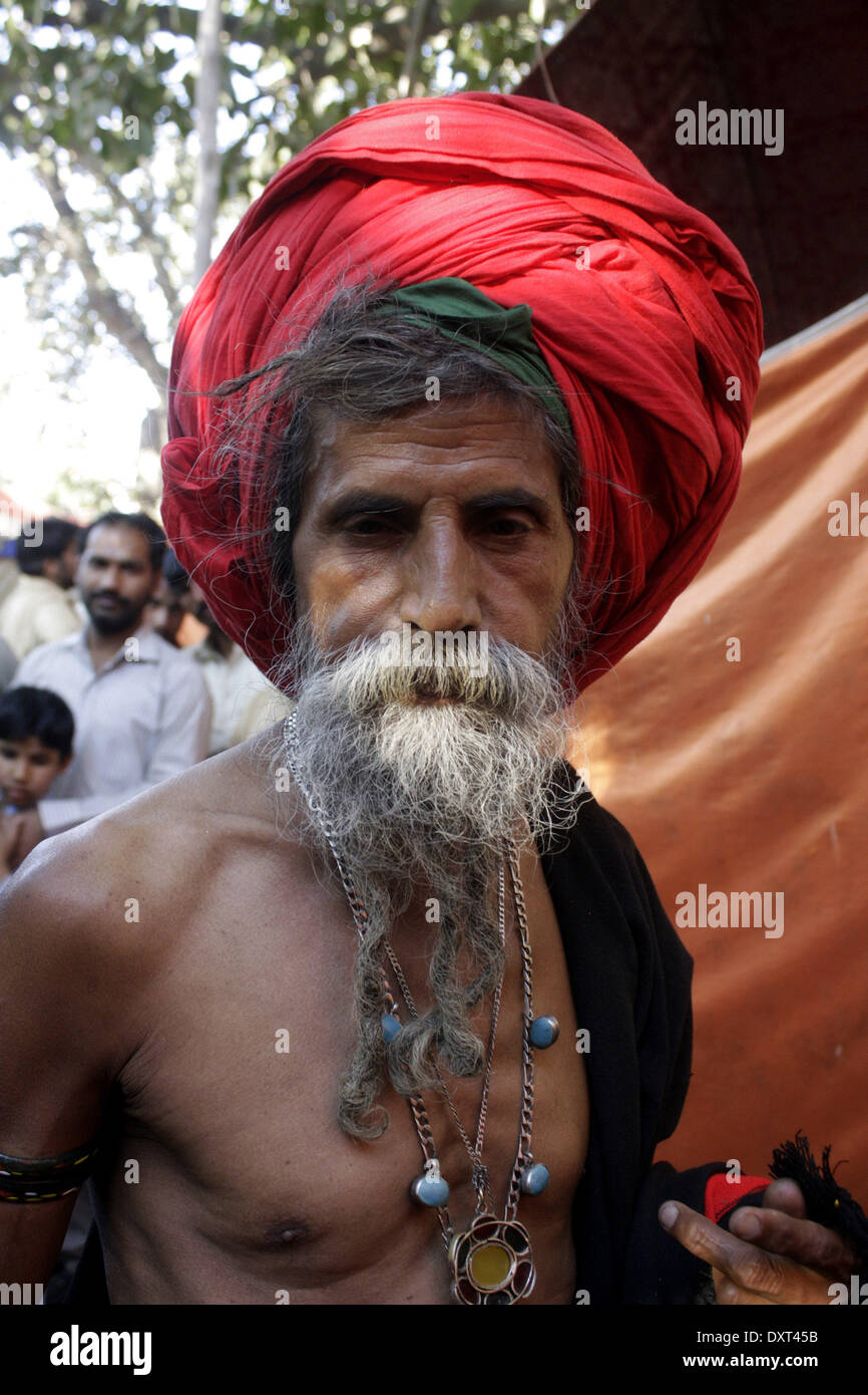 Lahore, Madhu Lal Hussain. 30 Mar, 2014. Un pakistano musulmano devoto in posa per una foto al santuario del Santo Sufi Hazrat Shah Hussain, popolarmente noto come Madhu Lal Hussain, in Pakistan orientale di Lahore il 30 marzo 2014. Il festival si è tenuto a Madhu Lal il santuario sulla sua 425th anniversario di nascita. Credito: Jamil Ahmed/Xinhua/Alamy Live News Foto Stock