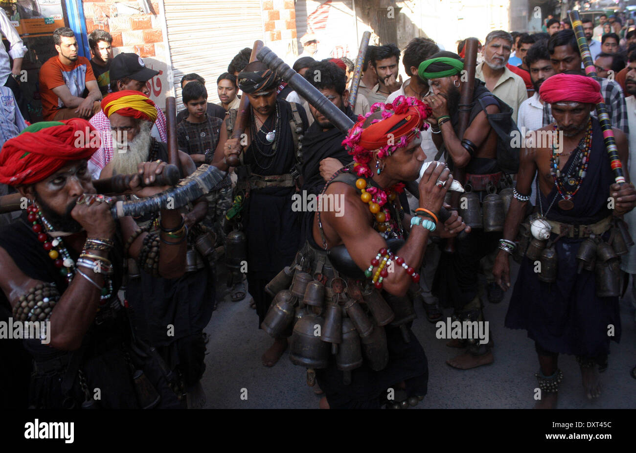 Lahore, Madhu Lal Hussain. 30 Mar, 2014. Il pakistan musulmani devoti colpo corna presso il santuario di Saint Sufi Hazrat Shah Hussain, popolarmente noto come Madhu Lal Hussain, in Pakistan orientale di Lahore il 30 marzo 2014. Il festival si è tenuto a Madhu Lal il santuario sulla sua 425th anniversario di nascita. Credito: Jamil Ahmed/Xinhua/Alamy Live News Foto Stock