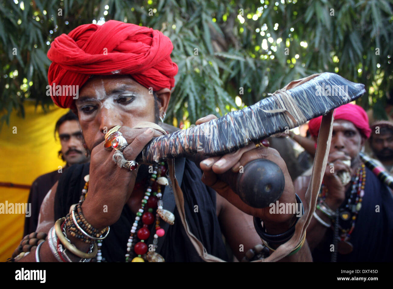 Lahore, Madhu Lal Hussain. 30 Mar, 2014. Un pakistano musulmano devoto si brucia un avvisatore acustico presso il santuario di Saint Sufi Hazrat Shah Hussain, popolarmente noto come Madhu Lal Hussain, in Pakistan orientale di Lahore il 30 marzo 2014. Il festival si è tenuto a Madhu Lal il santuario sulla sua 425th anniversario di nascita. Credito: Jamil Ahmed/Xinhua/Alamy Live News Foto Stock