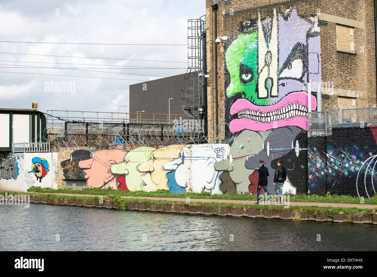 I graffiti sulla parete lungo il fiume Lee Navigazione, Hackney, E9, London, Regno Unito Foto Stock